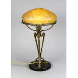 Jugendstil-Tischlampe. Wohl Loetz/Wien um 1900. Runde schwarze Marmorplinthe mit floralemSchaft