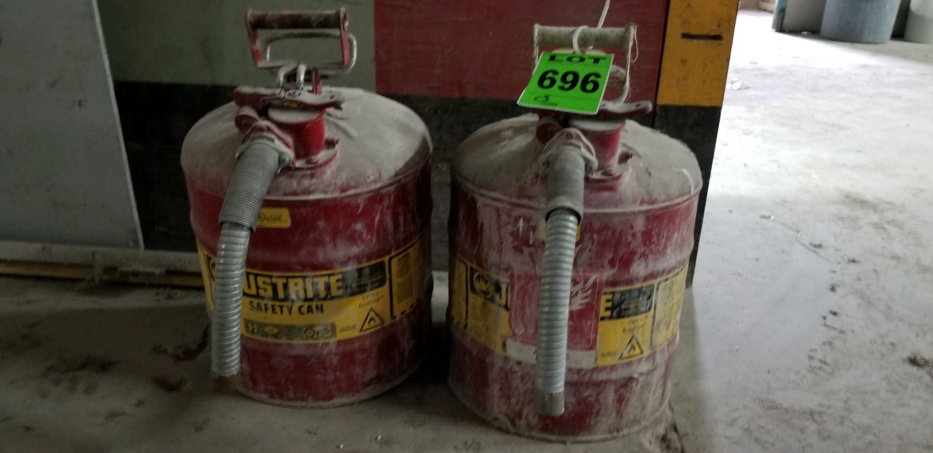 (2) JUSTRITE safety cans // (2) Bidons de sécurité JUSTRITE