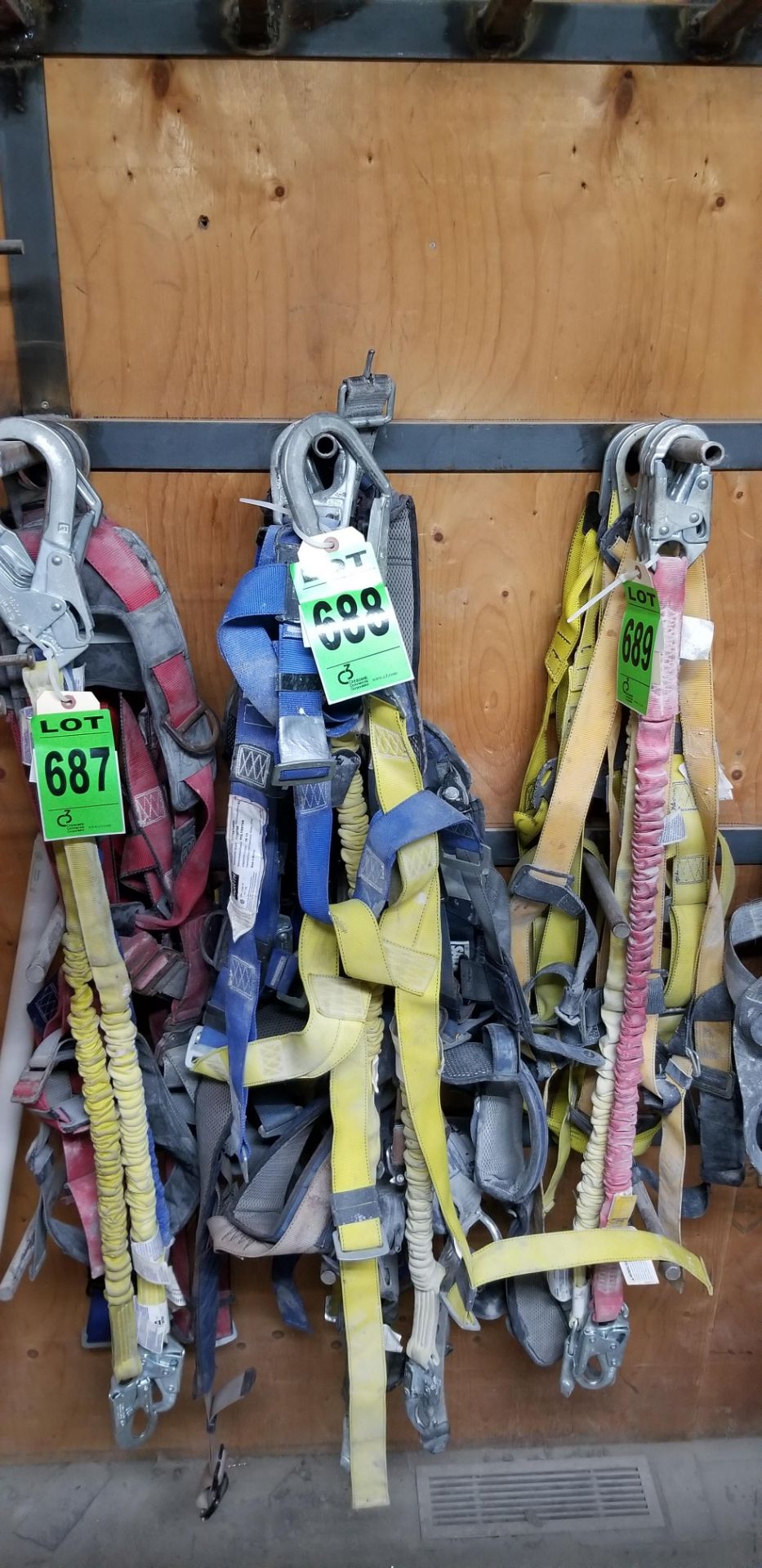 Lot of (4) safety harnesses including (2) NORTH DURABILT mod. FP759/10PXL & (2) DBI SALA Exofit //