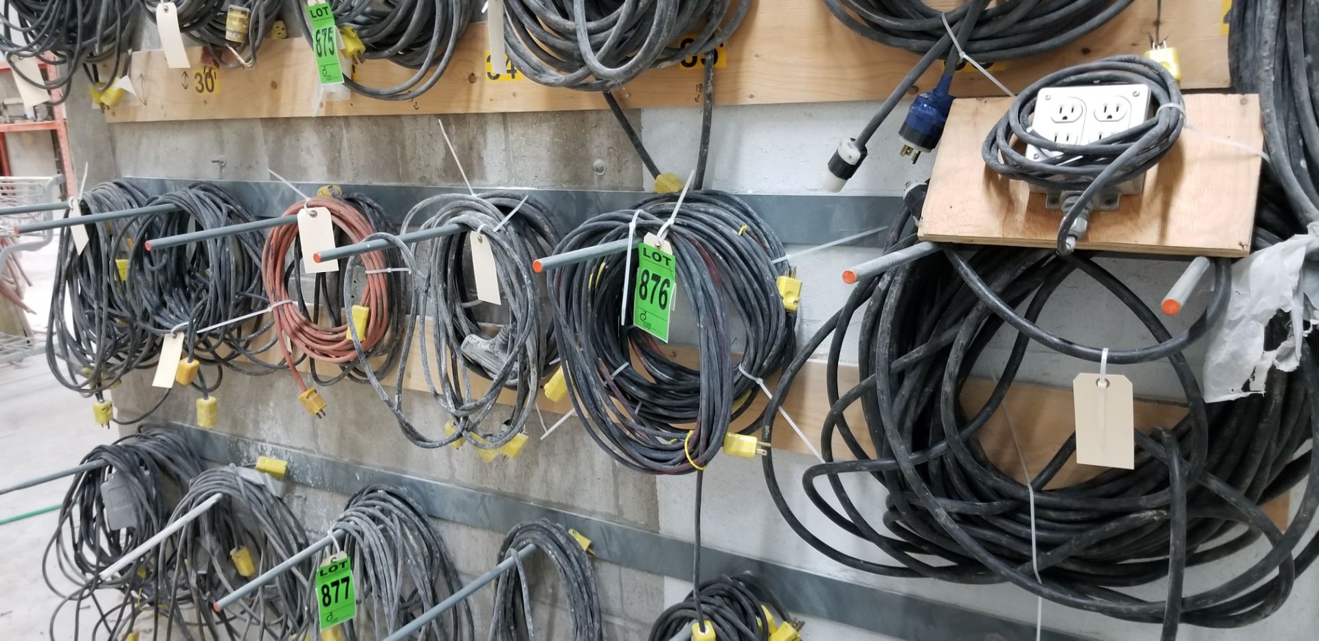 Lot of (12) extension cords // Lot de (12) rallonges électriques
