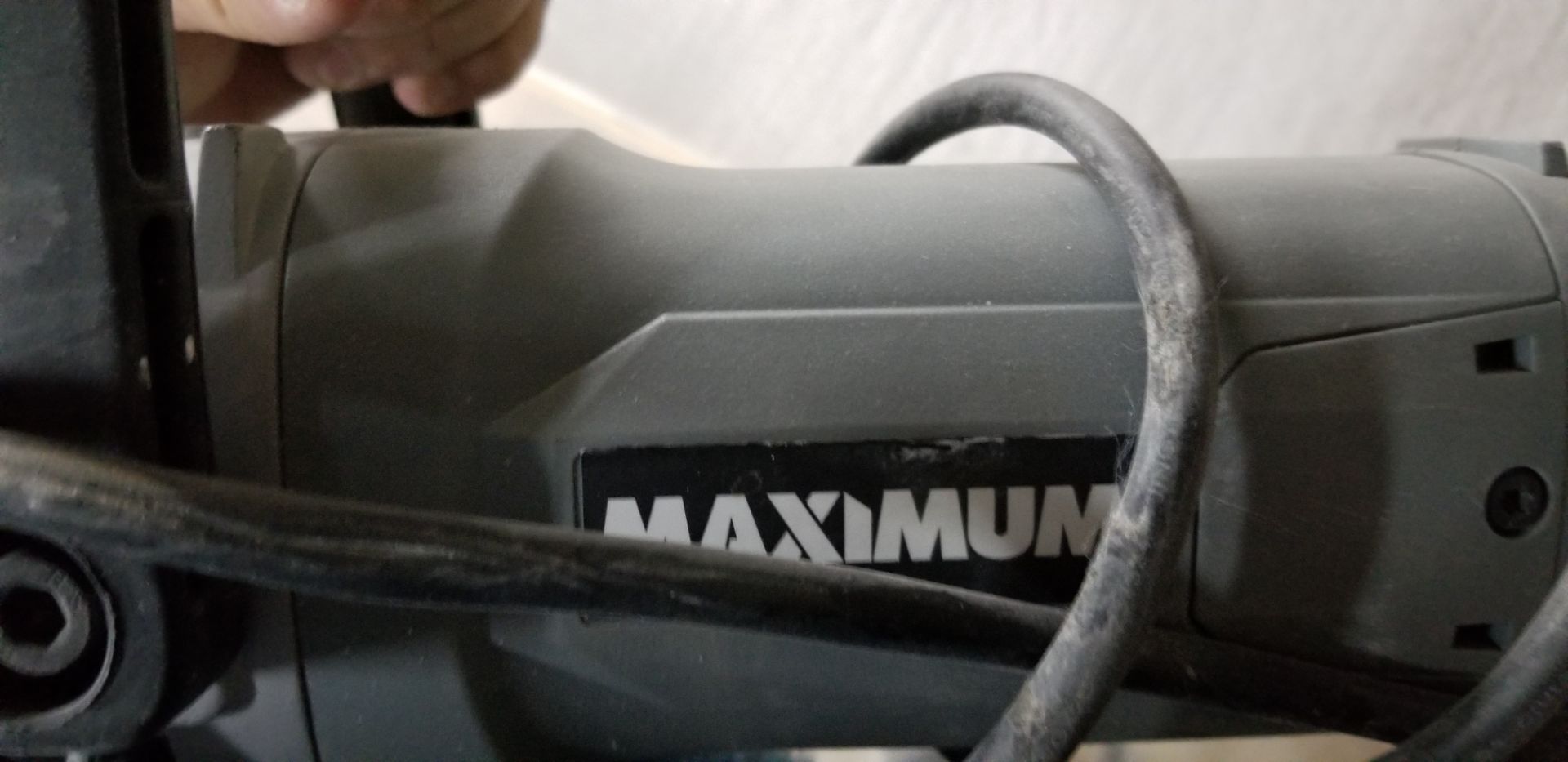 MAXIMUM 7" Heavy duty polisher/sander 120v, 60HZ//MAXIMUM Polisseuse/polisseuse à usage intensif - Image 2 of 3