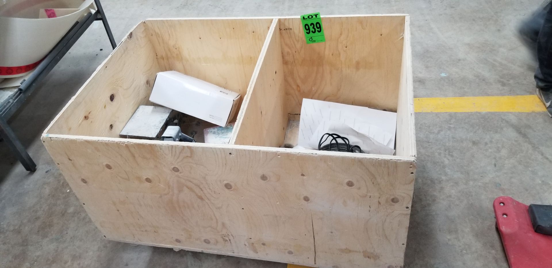 Wooden bin on casters with contents including FLUKE thermometer and lifting straps // Bac en bois