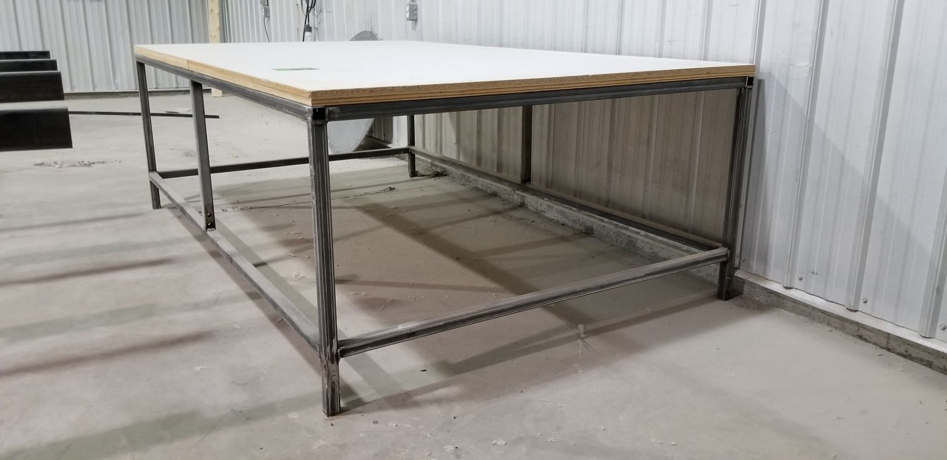 Steel table with pressboard top 5' x 8'// Table en acier avec plateau en carton comprimé 5' x 8'. - Image 2 of 2