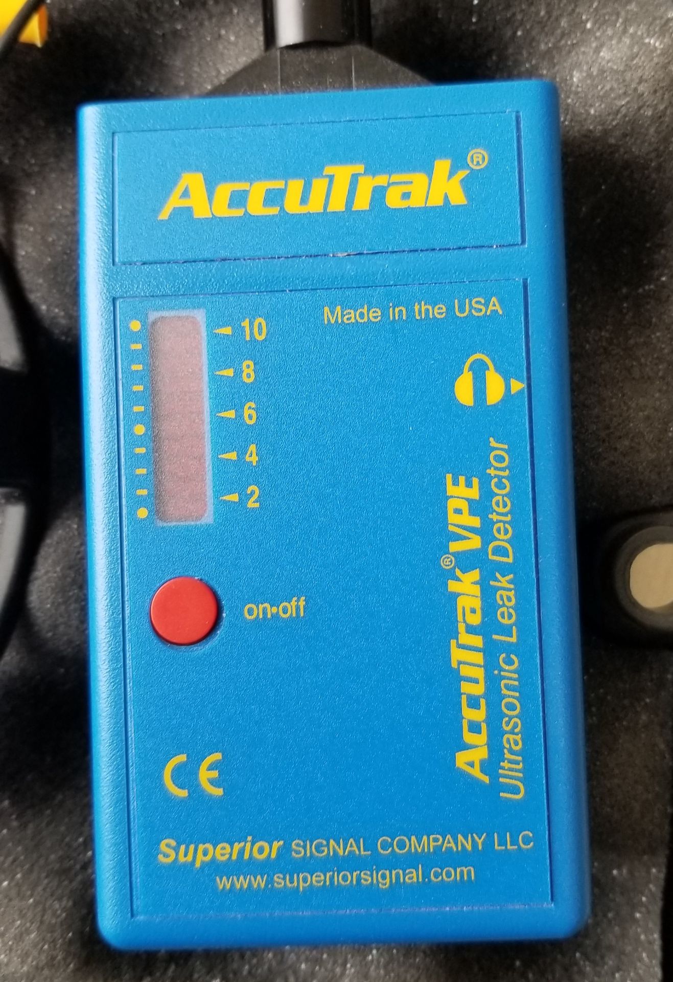 ACCUTRAK ultrasonic leak detector with headset and attachment with case // Détecteur de fuites à - Image 3 of 3