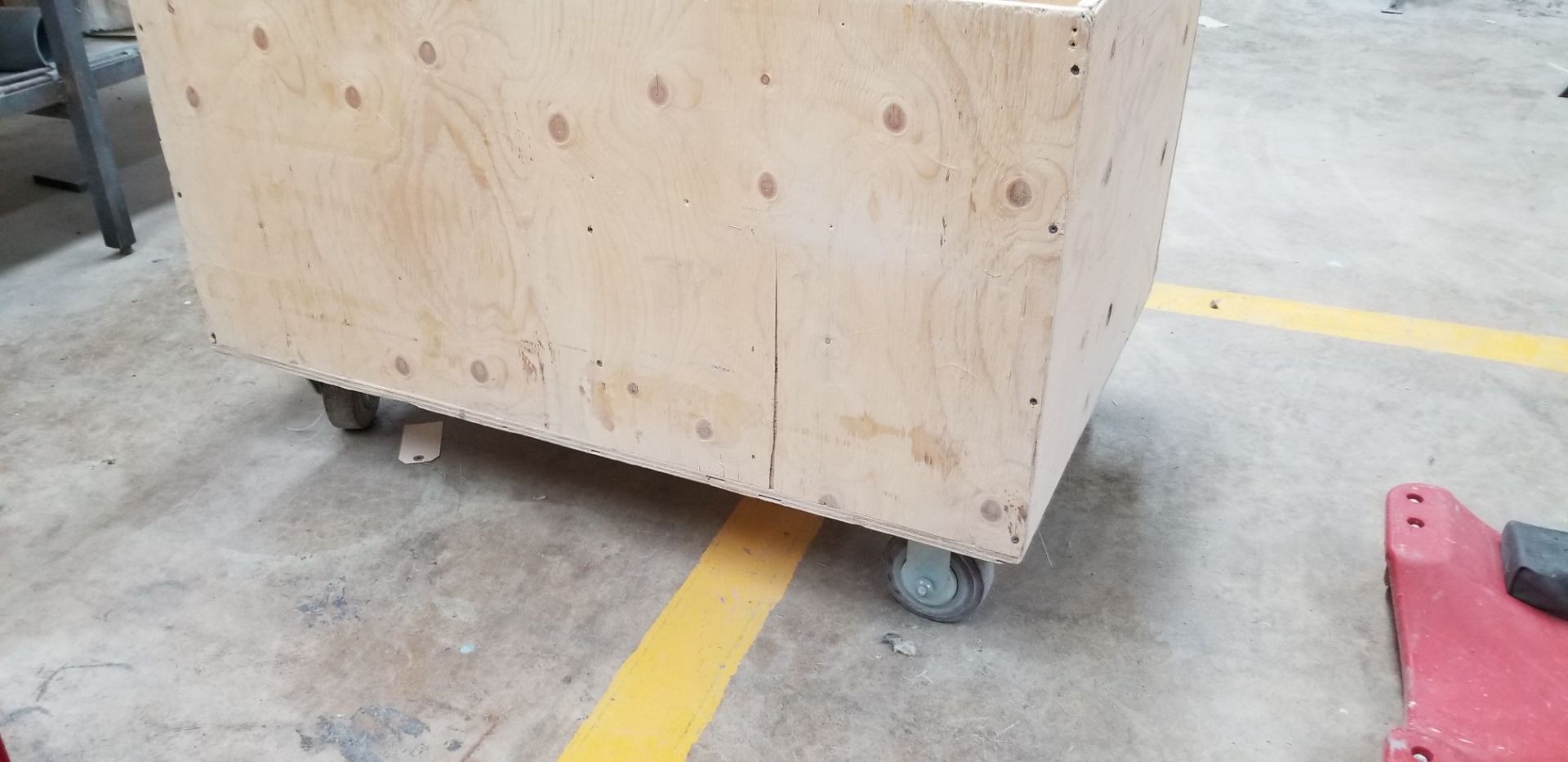 Wooden bin on casters with contents including FLUKE thermometer and lifting straps // Bac en bois - Image 2 of 5