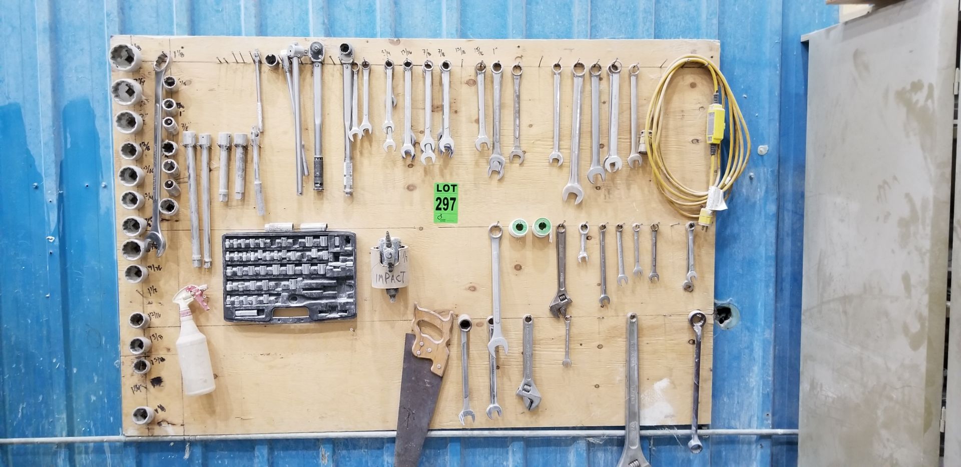 Lot of assorted hand tools and accessories, bits // Lot d'outils à main et d'accessoires assortis,