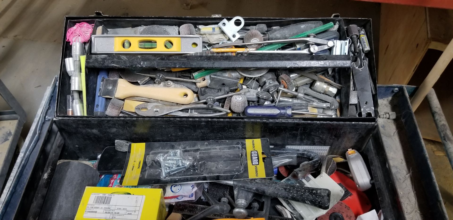 Black tool chest with removable tray and contents including hand tools, bits and accessories//Coffre - Image 2 of 2