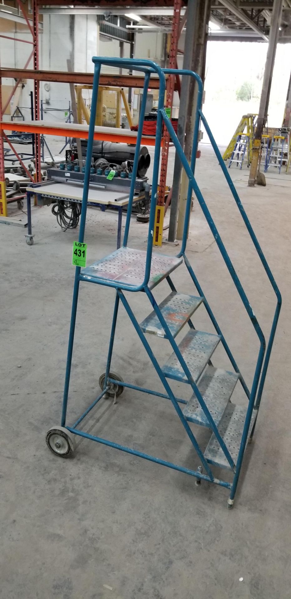 5-step rolling safety ladder with 4' top step//Échelle de sécurité roulante à 5 marches avec