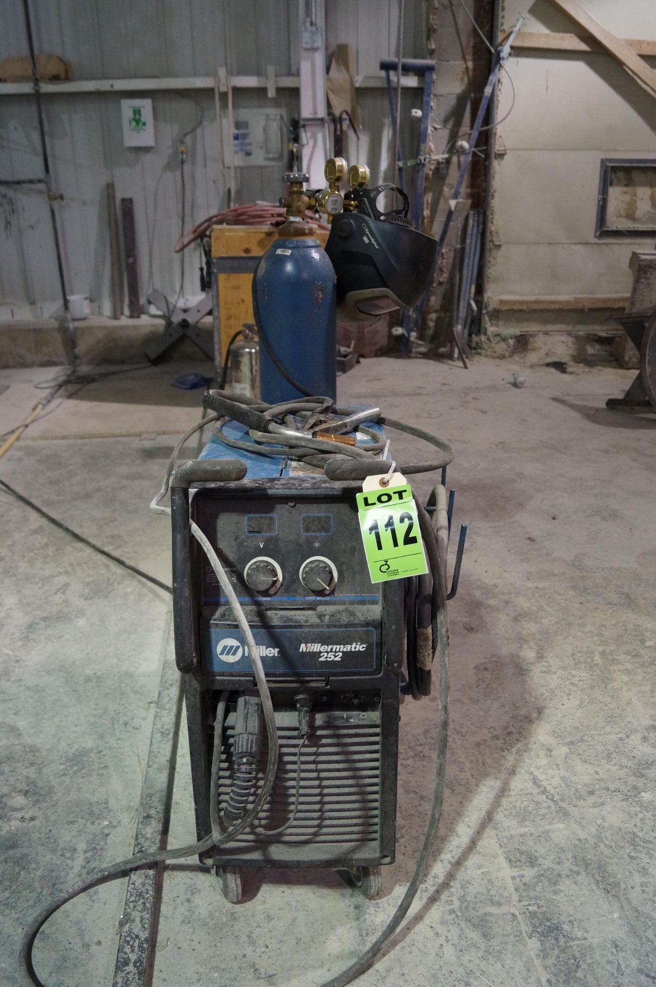 MILLER mod. Millermatic 252 MIG welder on cart with accessories ser. ME201280N// Millermatic 252