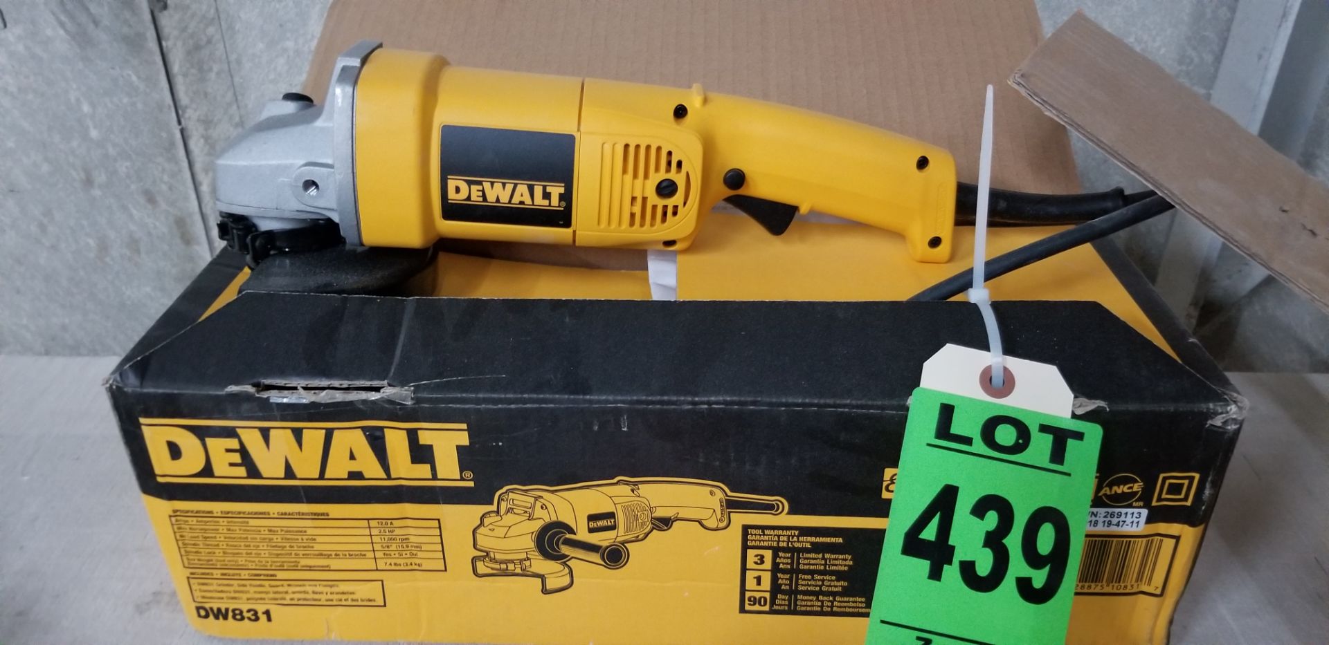 DEWALT Medium angle 5" grinder mod. DW831, Type 5, 120v 50/60HZ//DEWALT Meuleuse d'angle moyen 5"