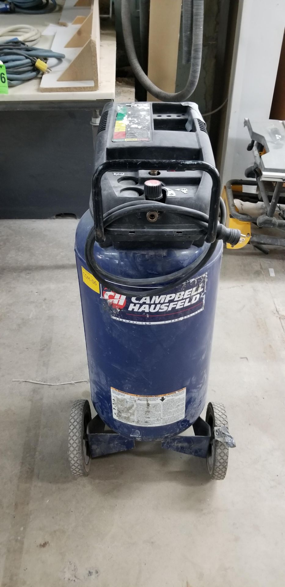 CAMPBELL HAUSFELD 28gal 1.7HP portable air compressor on wheels mod.WL611107A6 ser.A6M02 // - Image 2 of 5