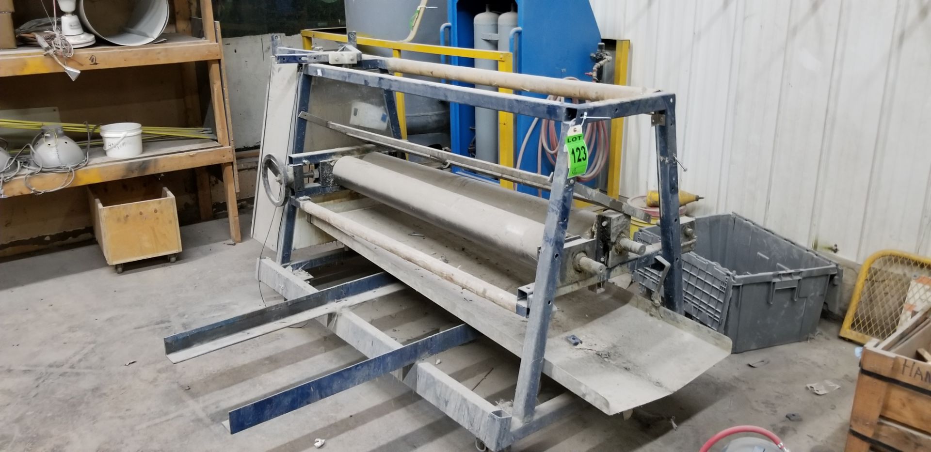 Sheet bender with rollers on steel frame and casters//Cintreuse de tôle avec rouleaux sur châssis en