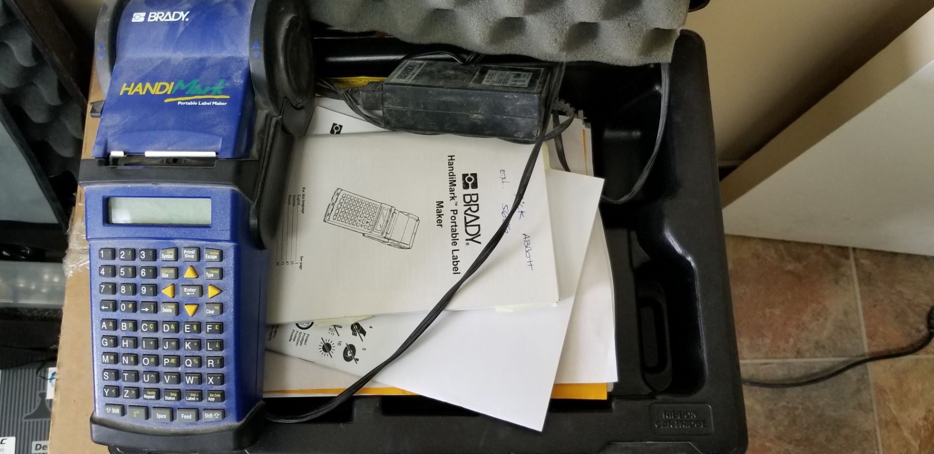 BRADY HandiMark portable label maker with accessories, manual and case // Étiqueteuse portable BRADY - Image 3 of 3