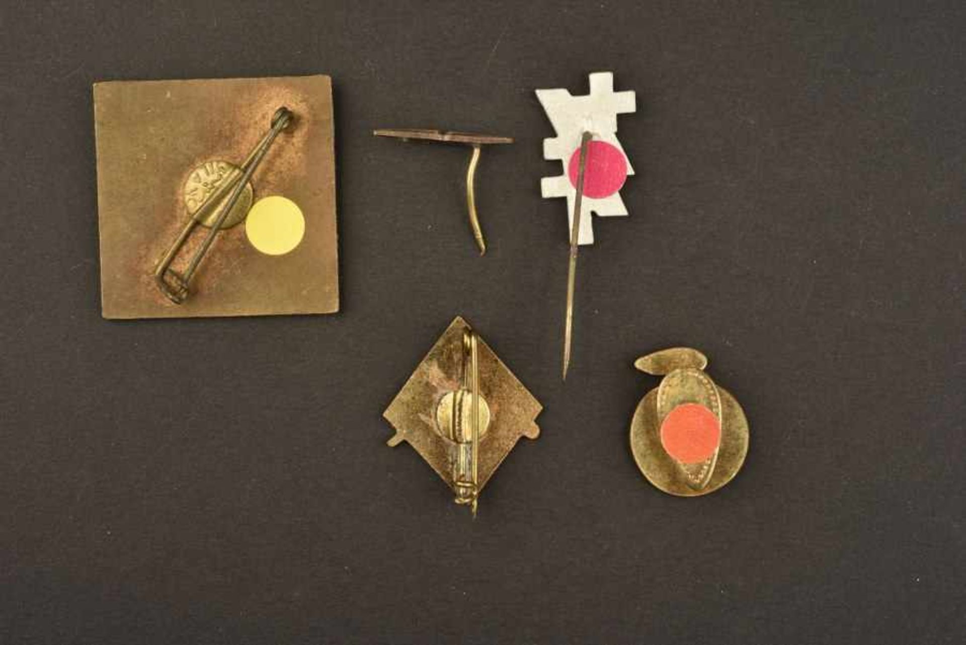 Ensemble de trois insignes métalliques de la période fascisteComportant un modèle commémoratif édité - Image 2 of 2