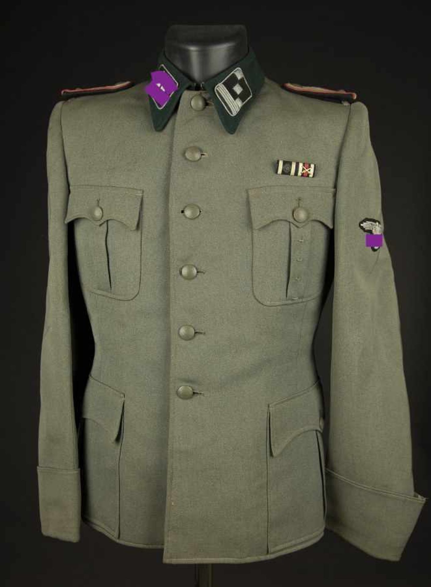 Vareuse de Hauptsturmführer de la Waffen SSEn gabardine Feldgrau, tous les boutons sont présents.