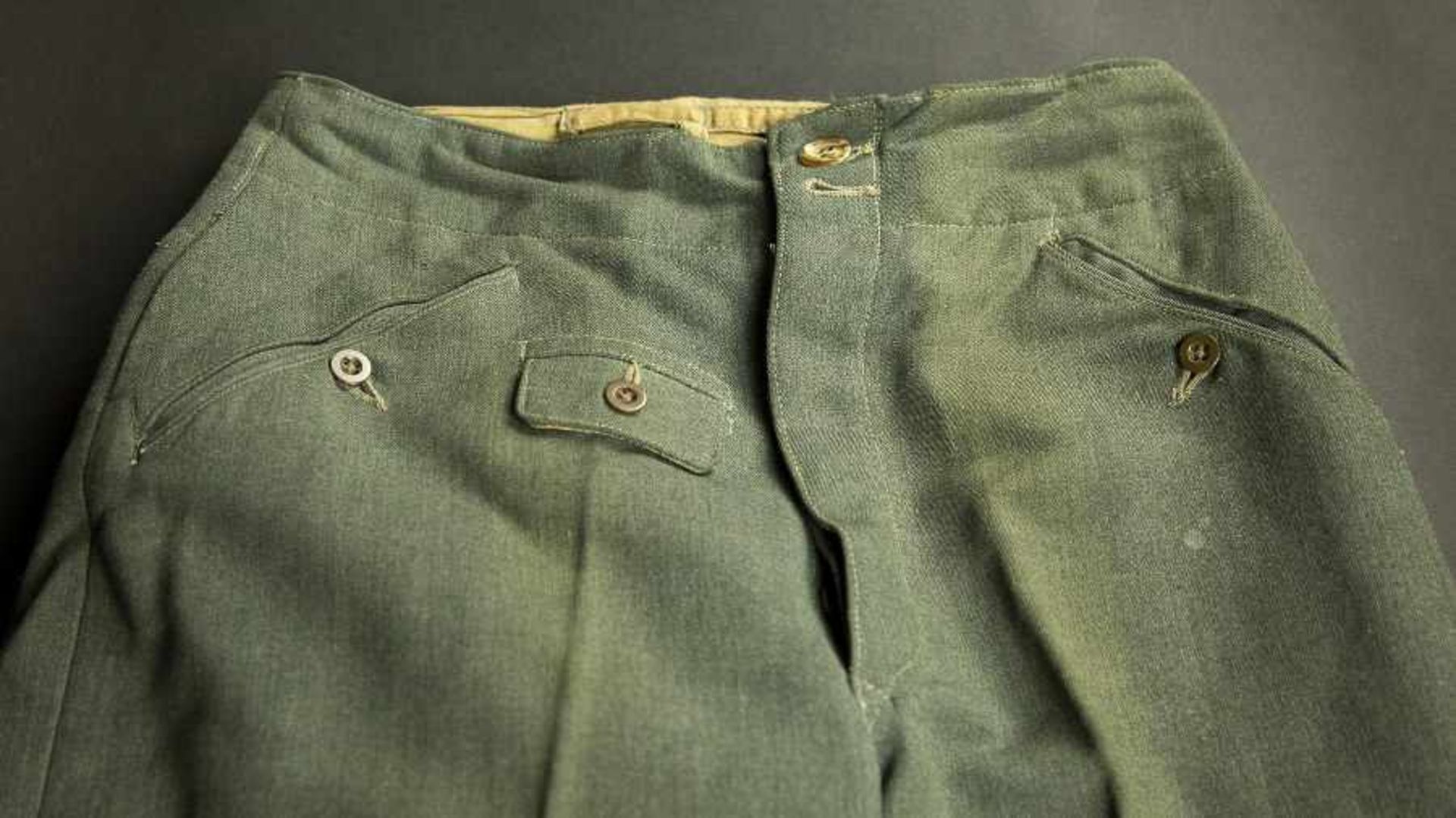 Pantalon allemand en gabardine italienneEn gabardine italienne, tous les boutons sont présents. - Bild 4 aus 4