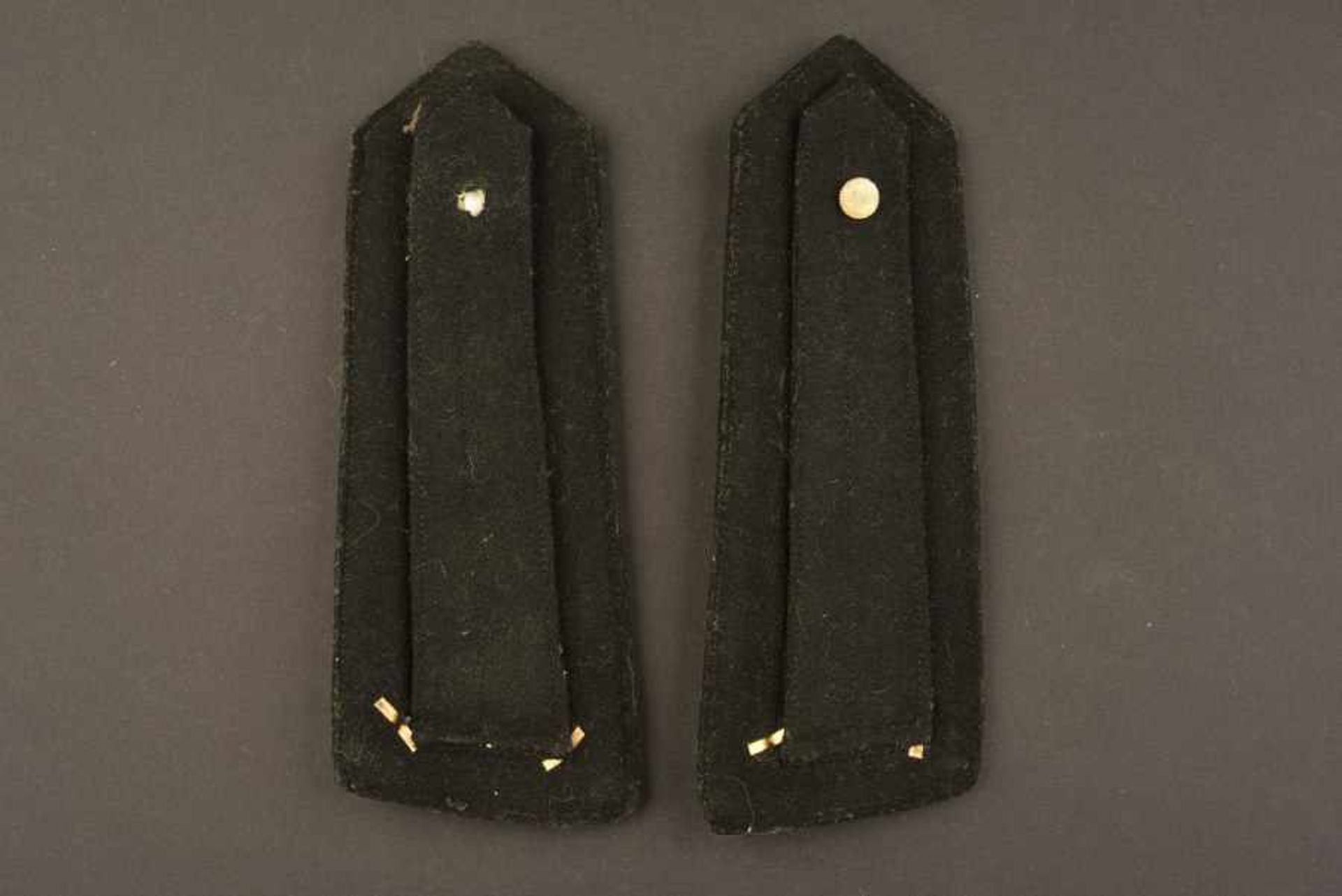 Epaulettes de Capo Manipolo de la MVSNCorrespondant au grade de Lieutenant. En tissu soyeux noir, - Bild 2 aus 2