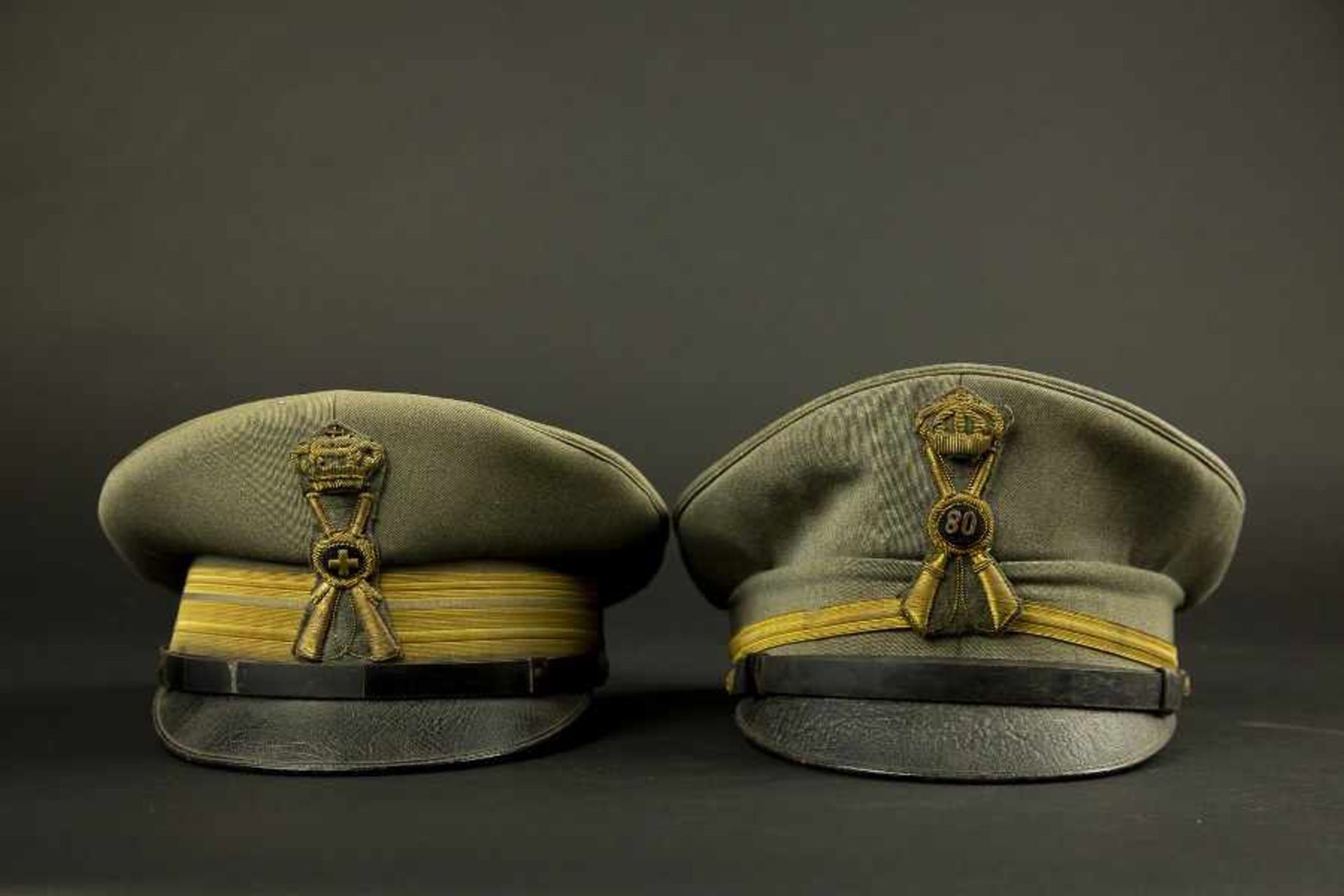 Lot de deux casquettes d’officier des AlpiniComprenant une casquette en gabardine, l'insigne est - Bild 2 aus 4