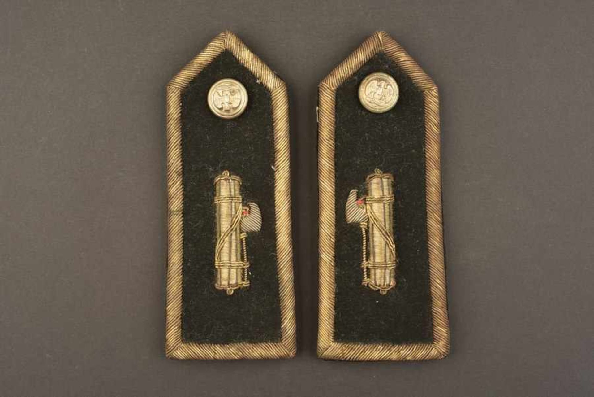 Epaulettes d'officier supérieur de la MVSNEn tissu soyeux noir, faisceau brodé de fils d'or rapporté