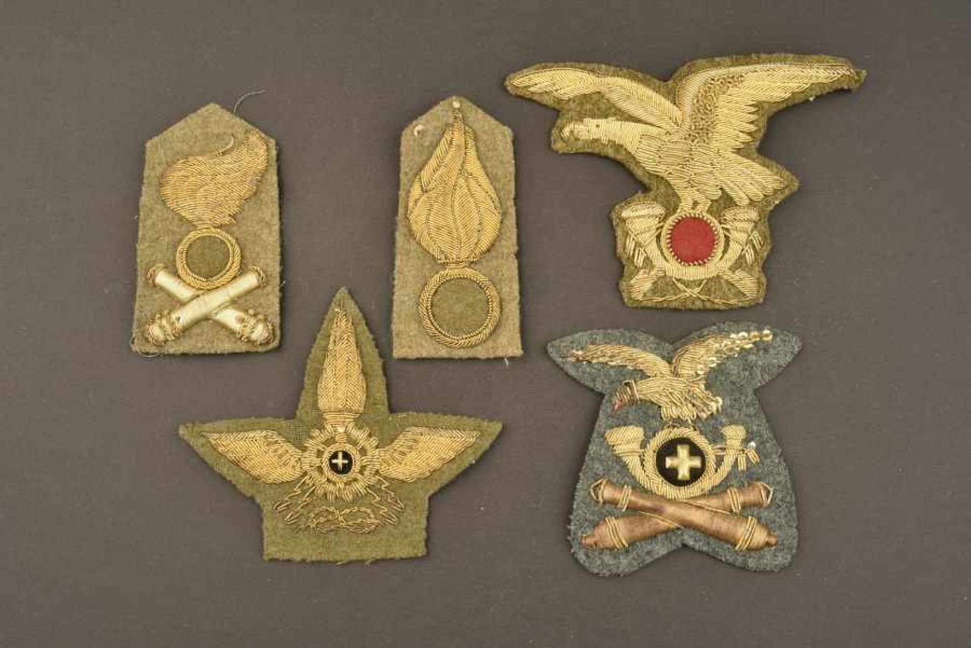 Insignes de coiffures d'officier de l'armée royale italienneBrodés de fils d'or. Comprenant un