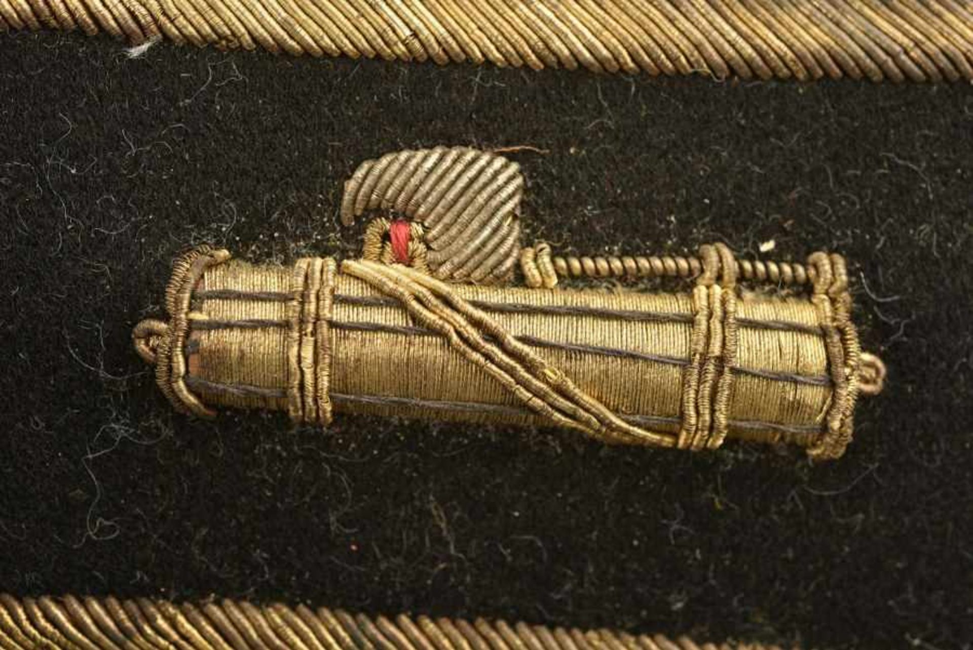 Epaulettes d'officier supérieur de la MVSNEn tissu soyeux noir, faisceau brodé de fils d'or rapporté - Image 2 of 3