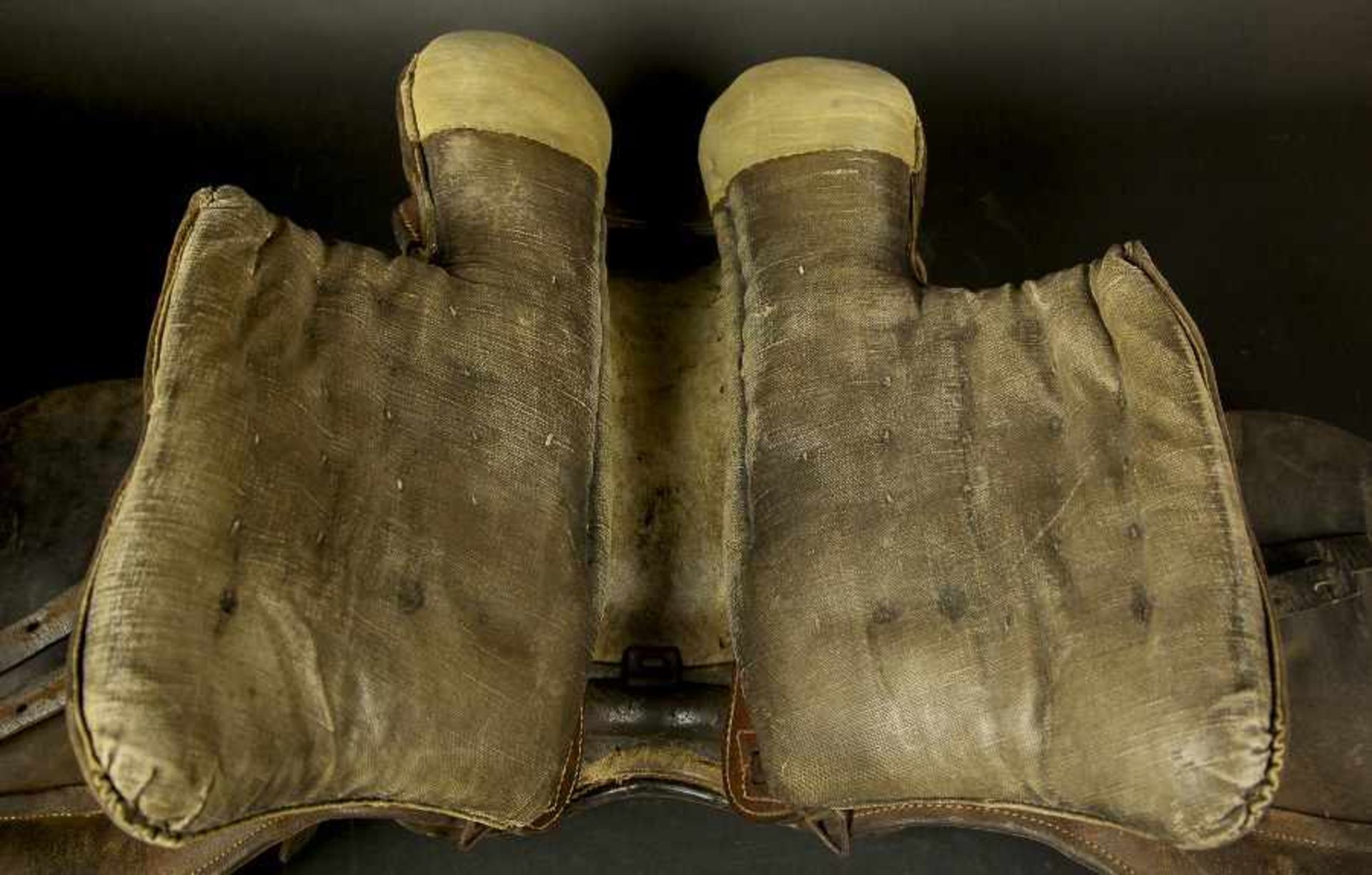 Selle allemande En cuir marron, certaines sangles sont incomplètes. Les étriers sont présents. - Bild 4 aus 4