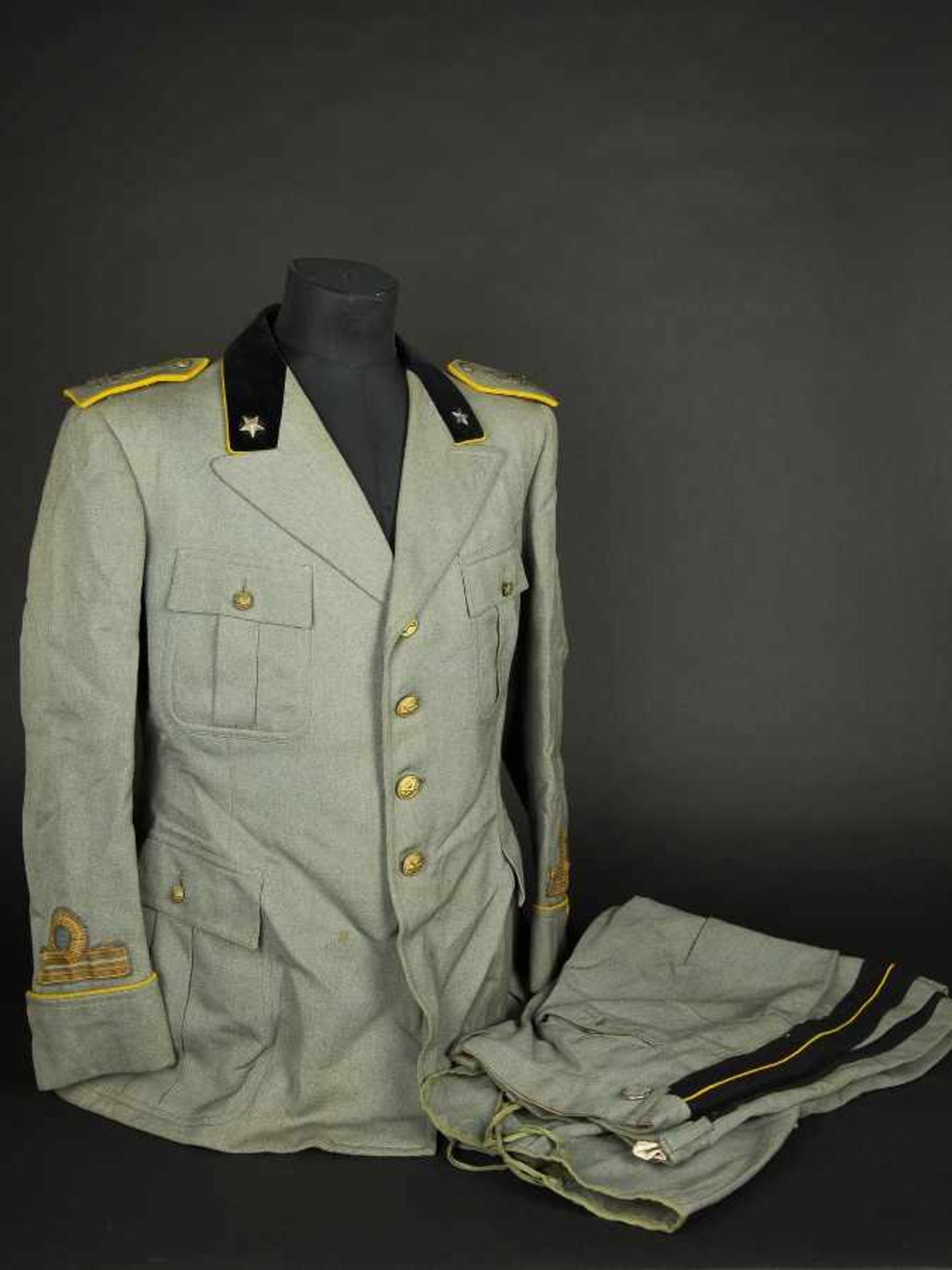 Uniforme d'officier de l'artillerie italienneComprenant une vareuse quatre poches en gabardine