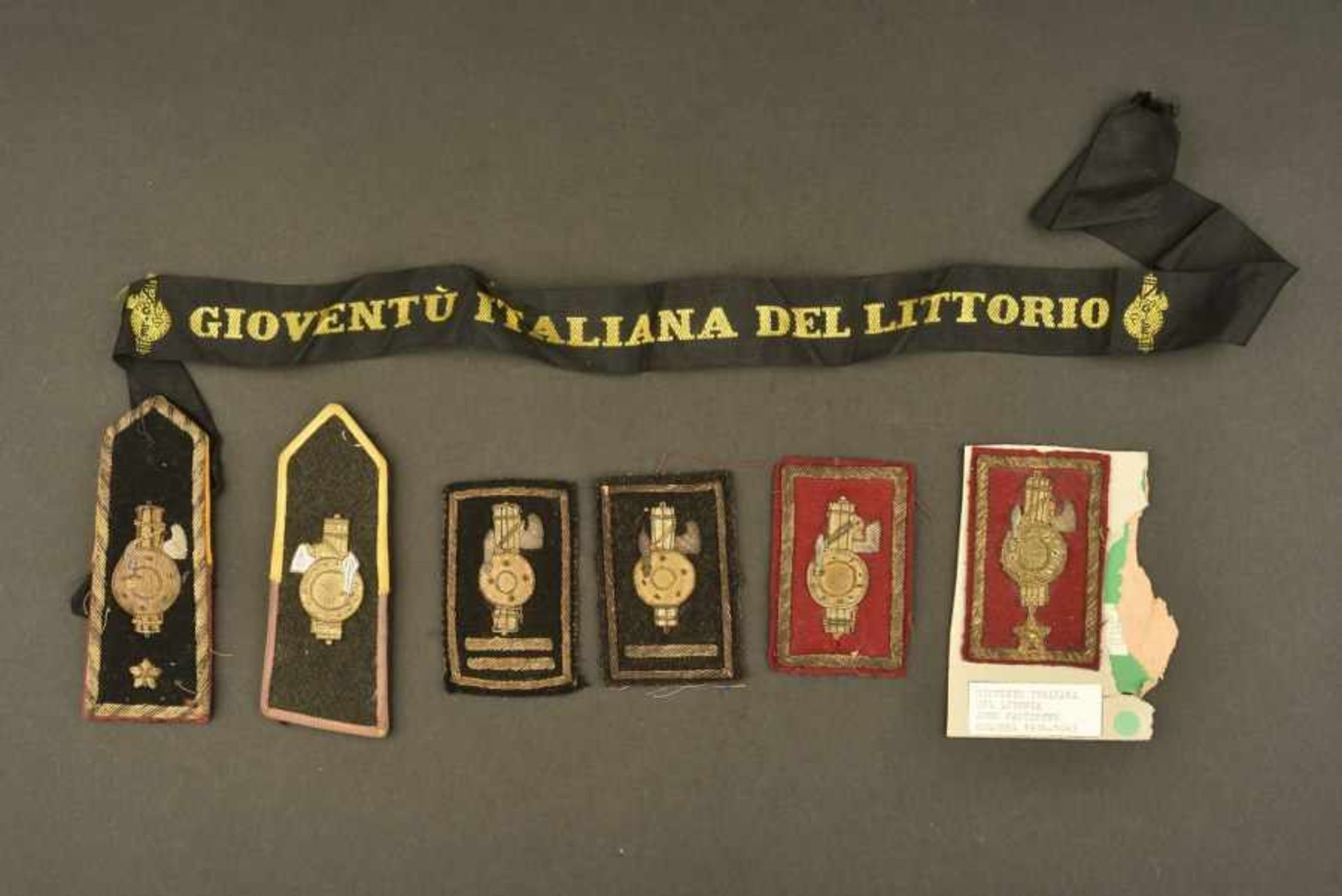 Ensemble de passementerie des Gioventu Italiana Del LitoriaComprenant deux insignes de grades brodés