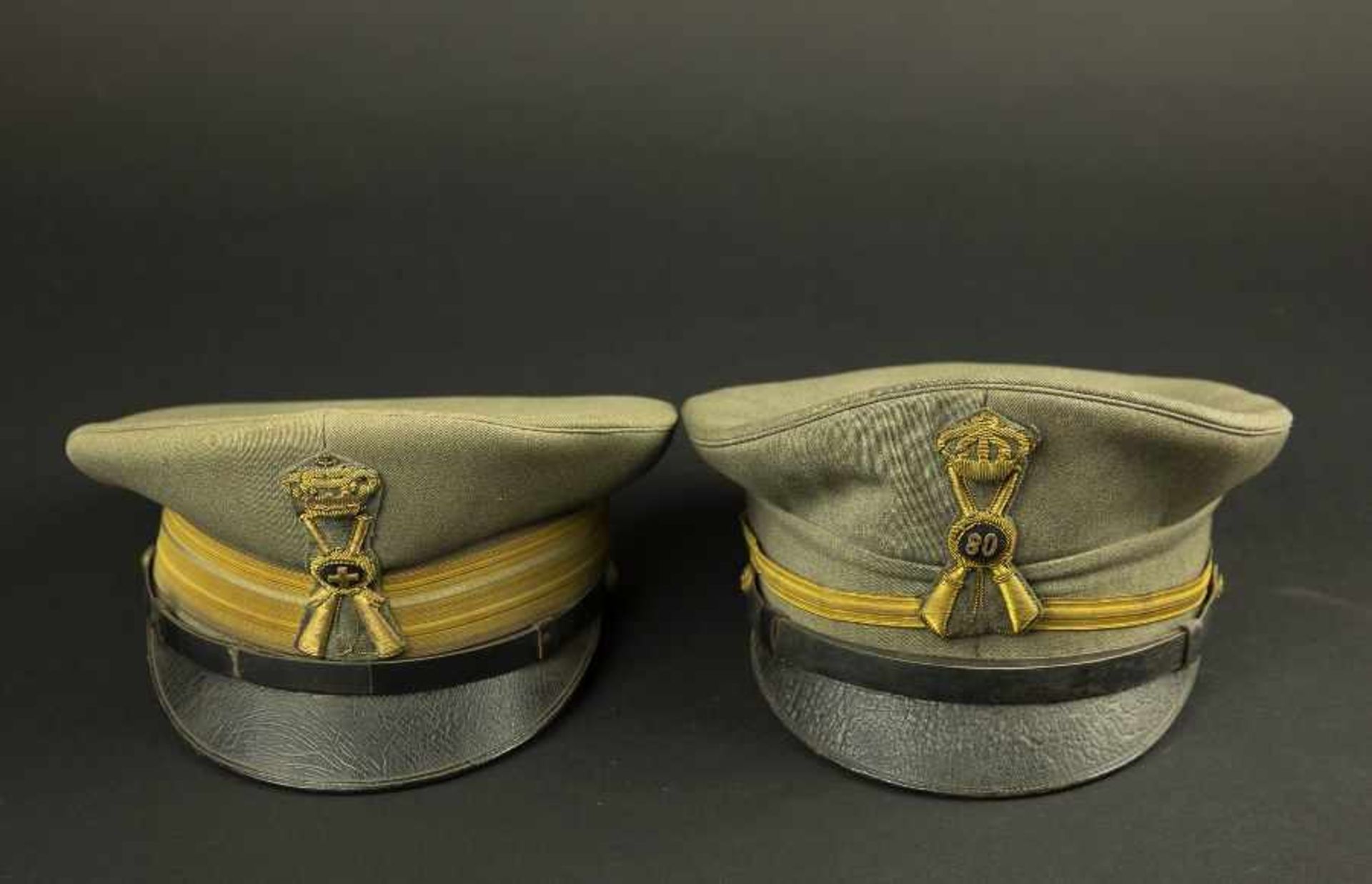 Lot de deux casquettes d’officier des AlpiniComprenant une casquette en gabardine, l'insigne est