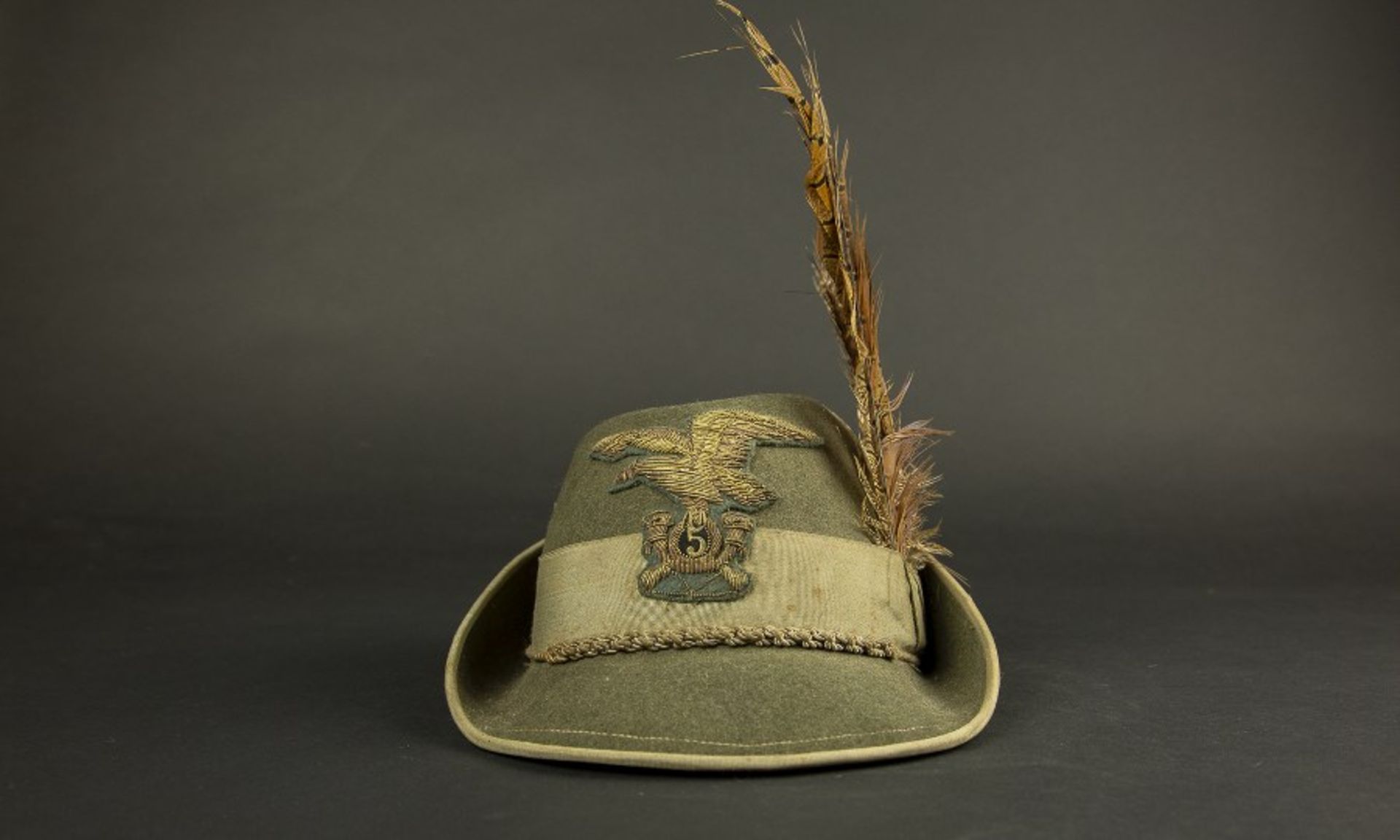 Chapeau d’officier du 5ème AlpiniEn drap kaki, bandeau en toile gris. Jugulaire tressé présente.