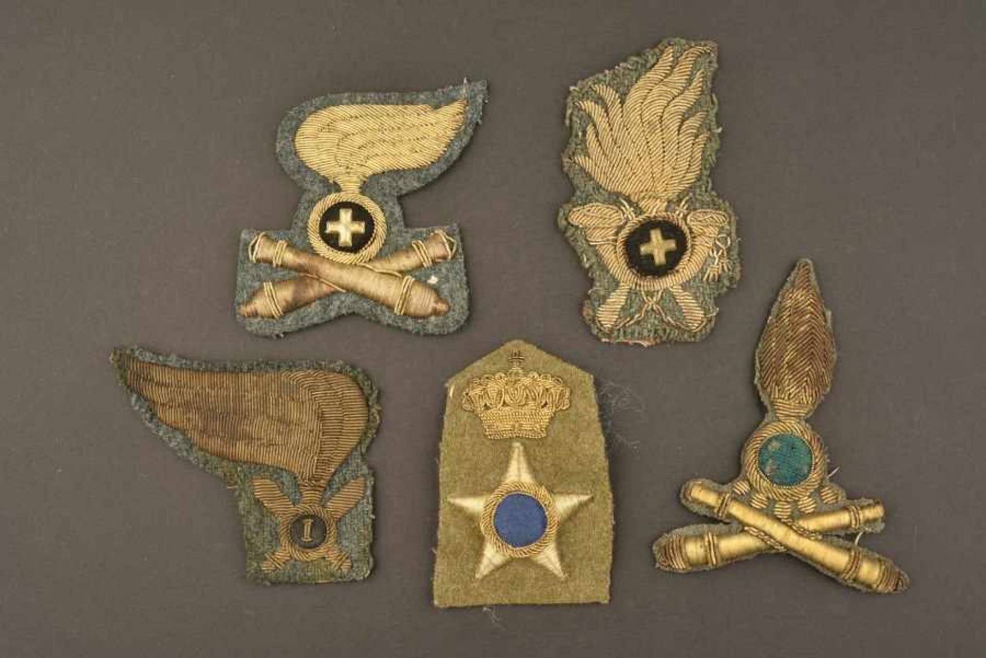 Ensemble de 5 insignes de coiffures pour officiers de l’armée royale italienneEn fils d’or brodés