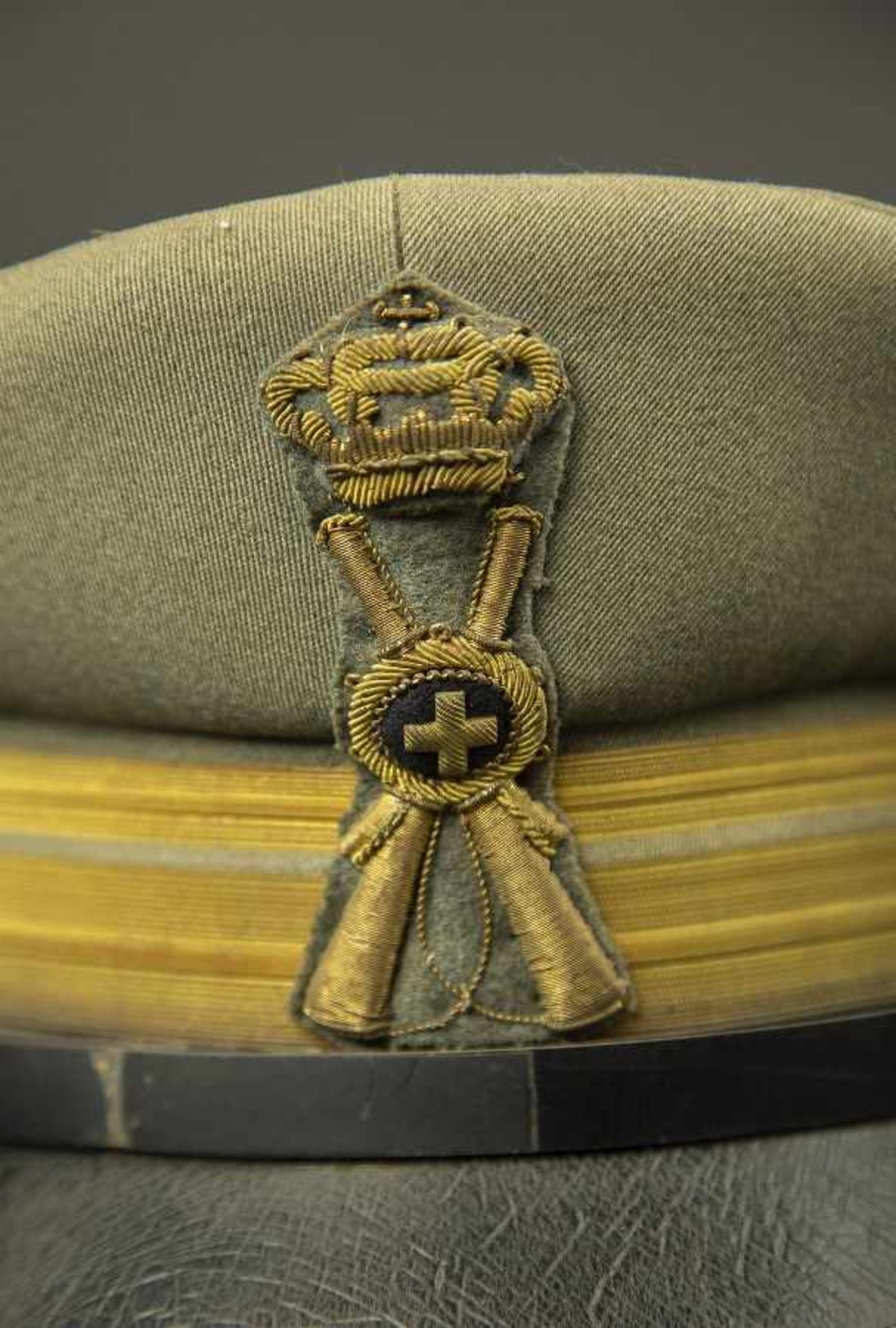 Lot de deux casquettes d’officier des AlpiniComprenant une casquette en gabardine, l'insigne est - Bild 4 aus 4