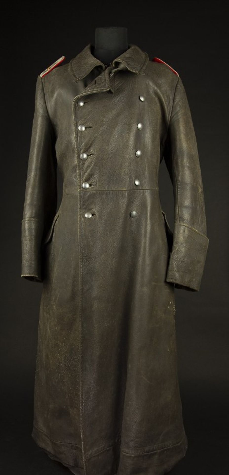 Manteau en cuir d'un Hauptmann du 109ème régiment d'artillerieEn cuir noir, la majorité des