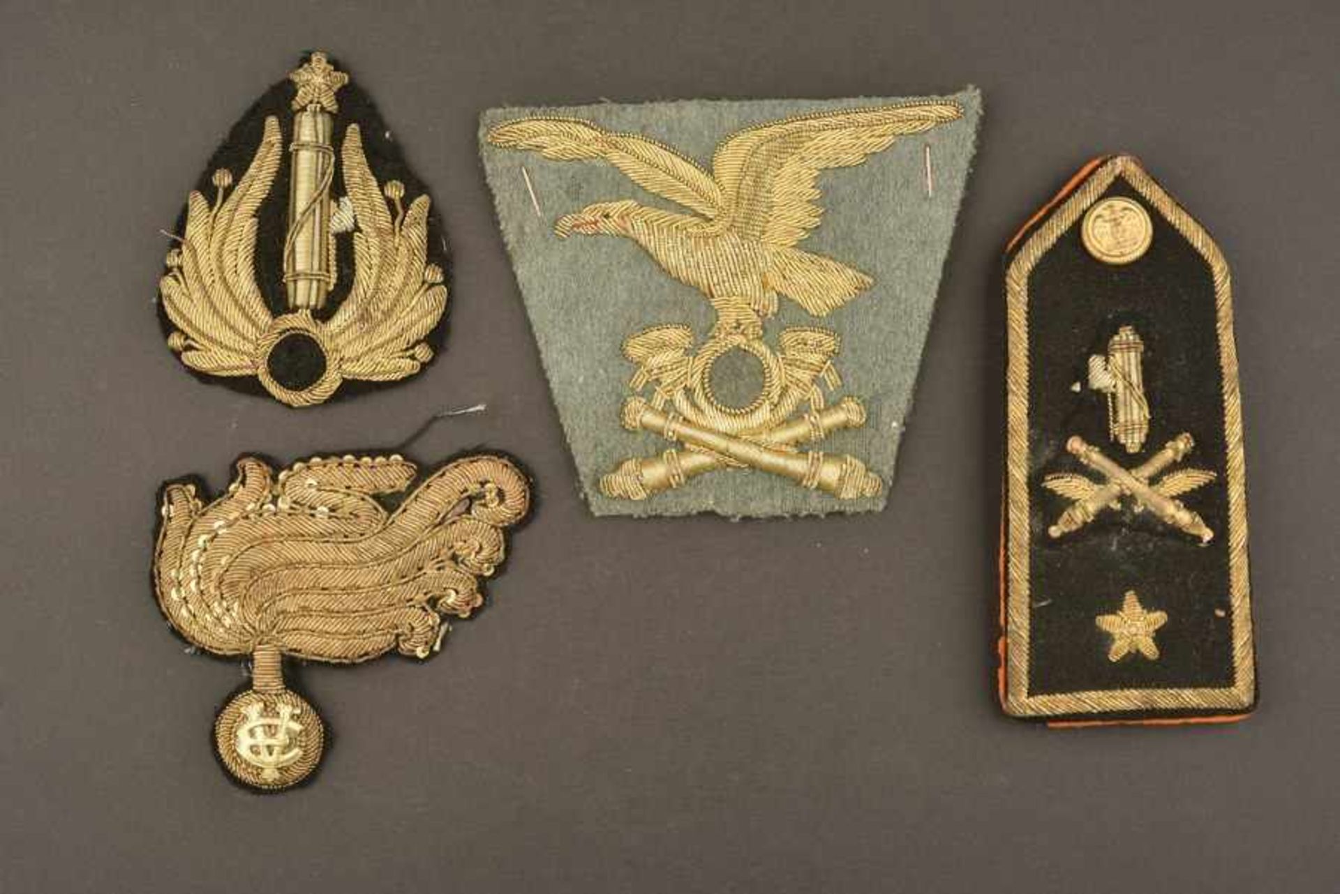 Ensemble d'insignes de la MVSNComprenant une Épaulette seule d’officier supérieur de l’artillerie de