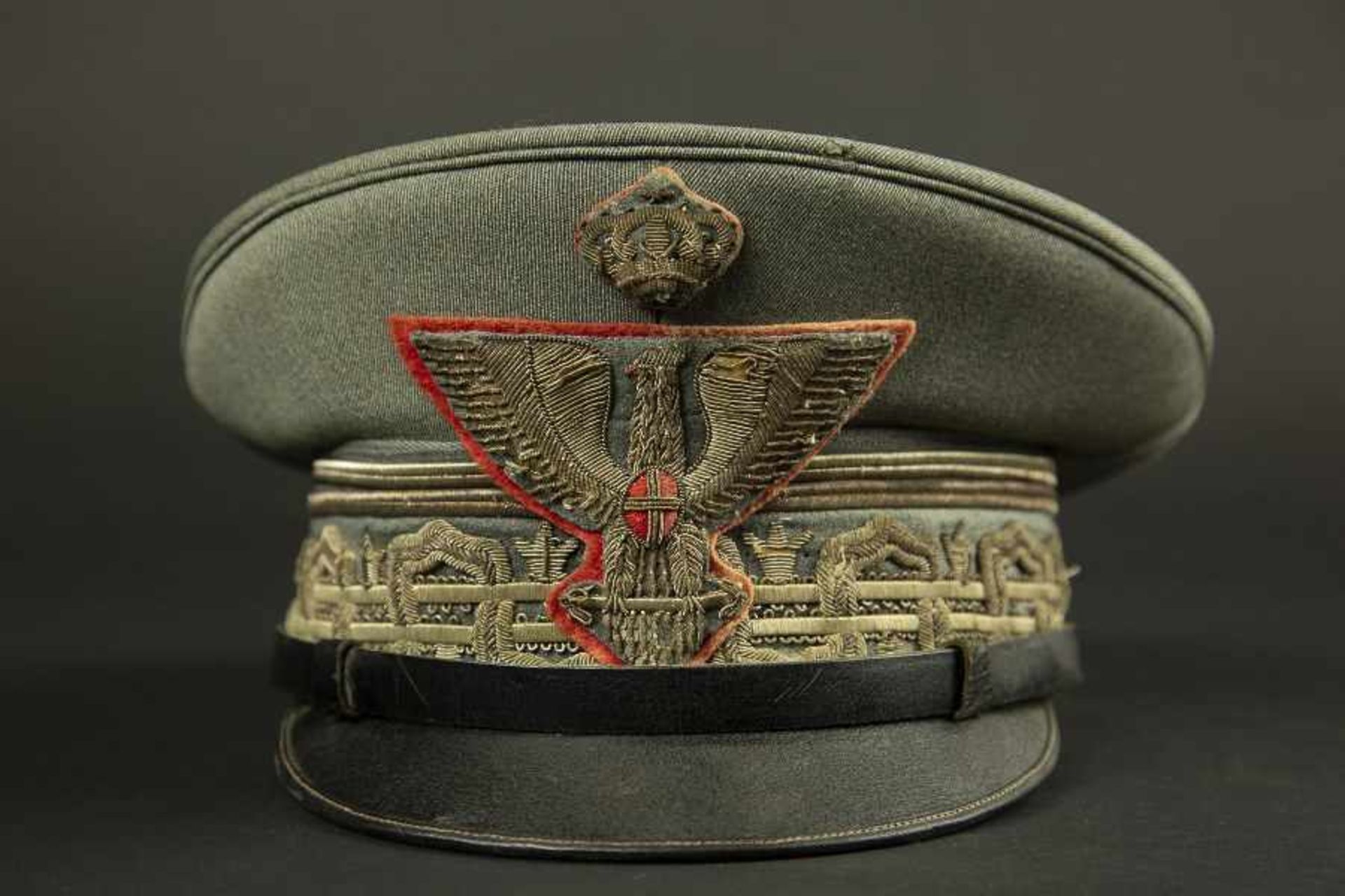 Casquette de général de division italien en tenue de serviceEn drap grigio verde, comportant les