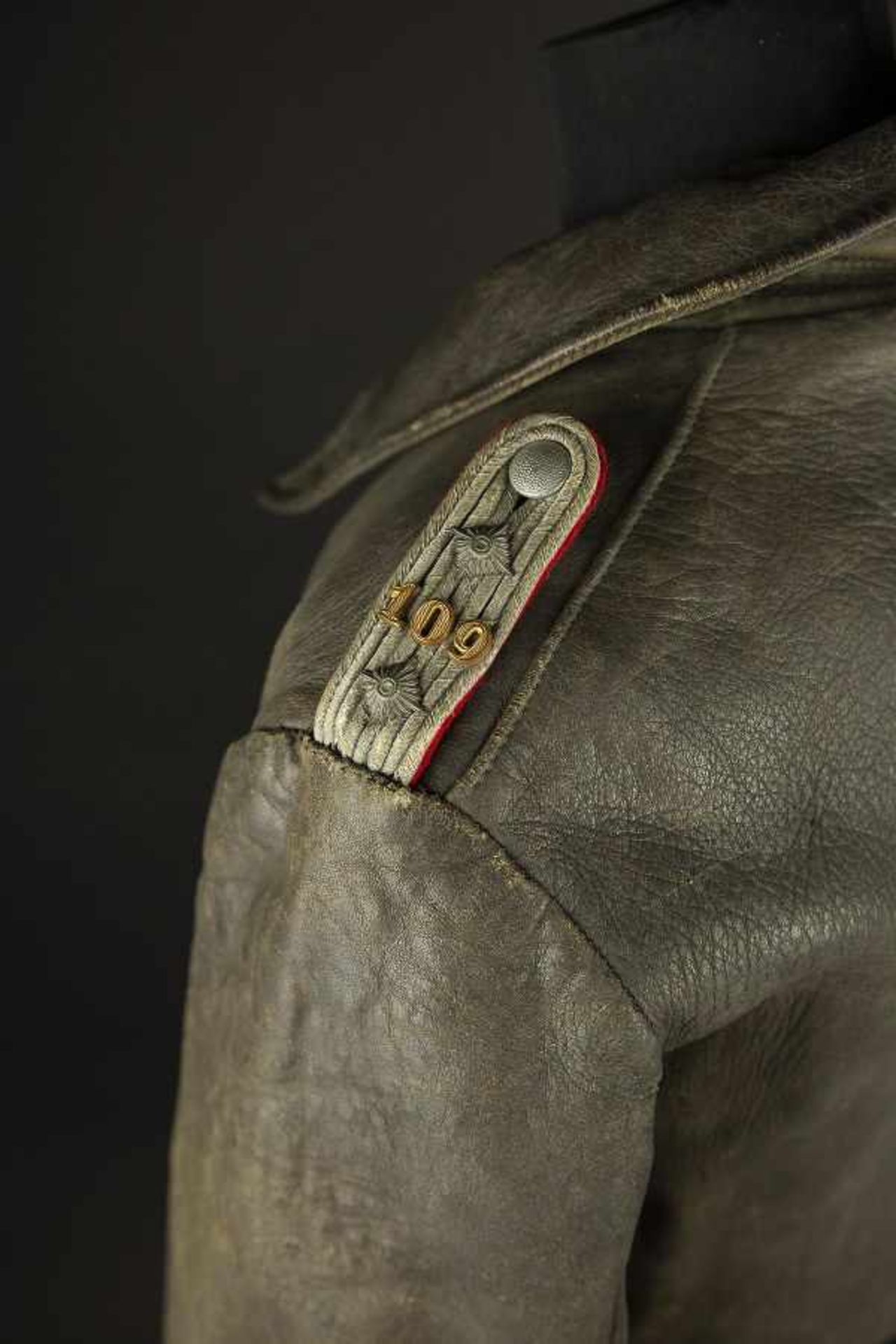 Manteau en cuir d'un Hauptmann du 109ème régiment d'artillerieEn cuir noir, la majorité des - Bild 4 aus 4