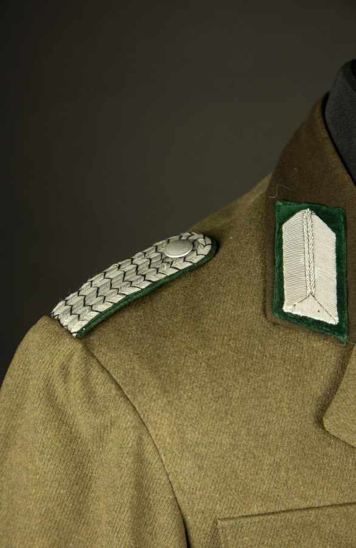 Vareuse d'officier du RADEn drap gris marron, tous les boutons sont présents, col marron. Pattes d' - Bild 4 aus 4