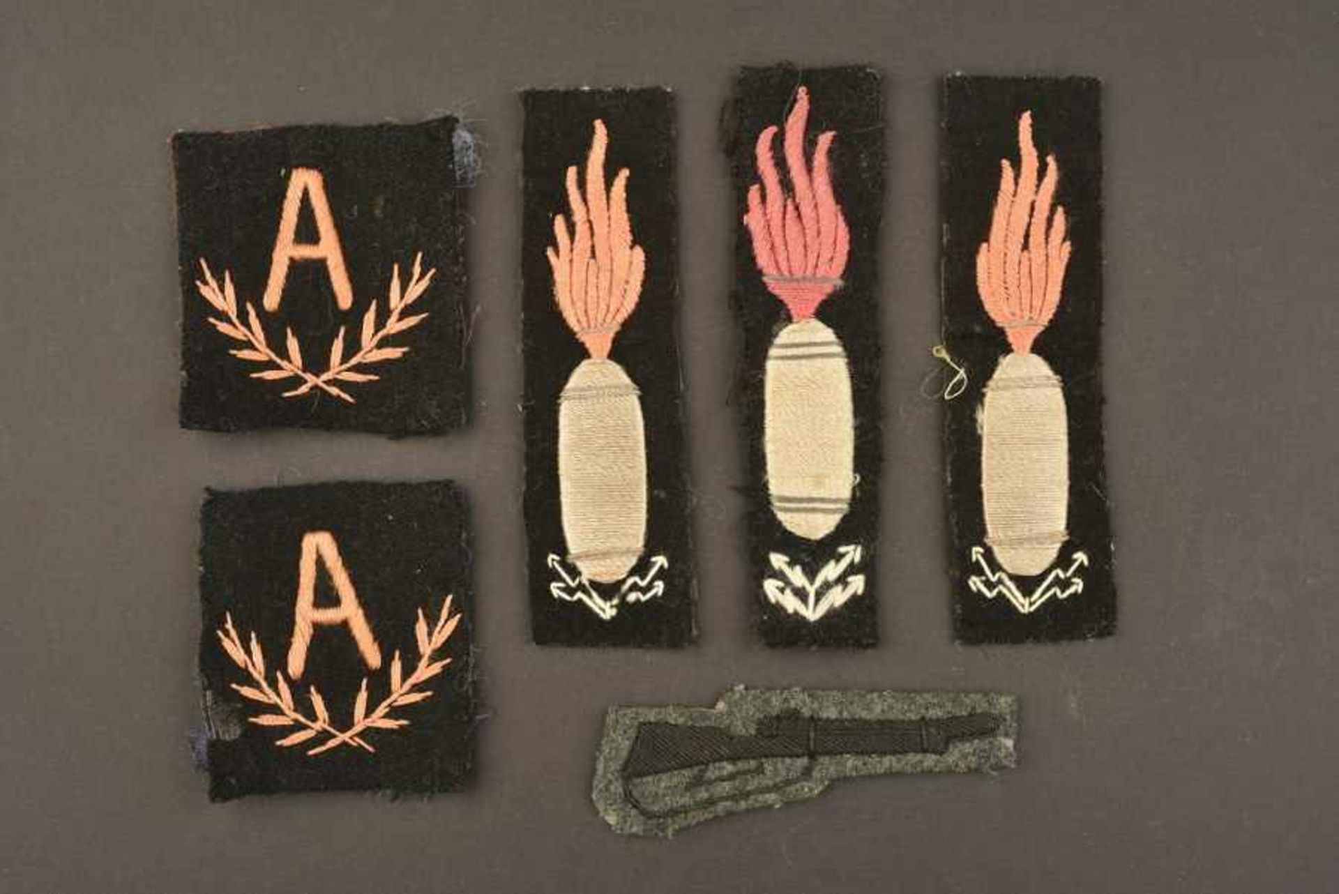 Ensemble de 6 insignes de l’armée italienne dont trois modèles en fils tissés d’argent. A noter