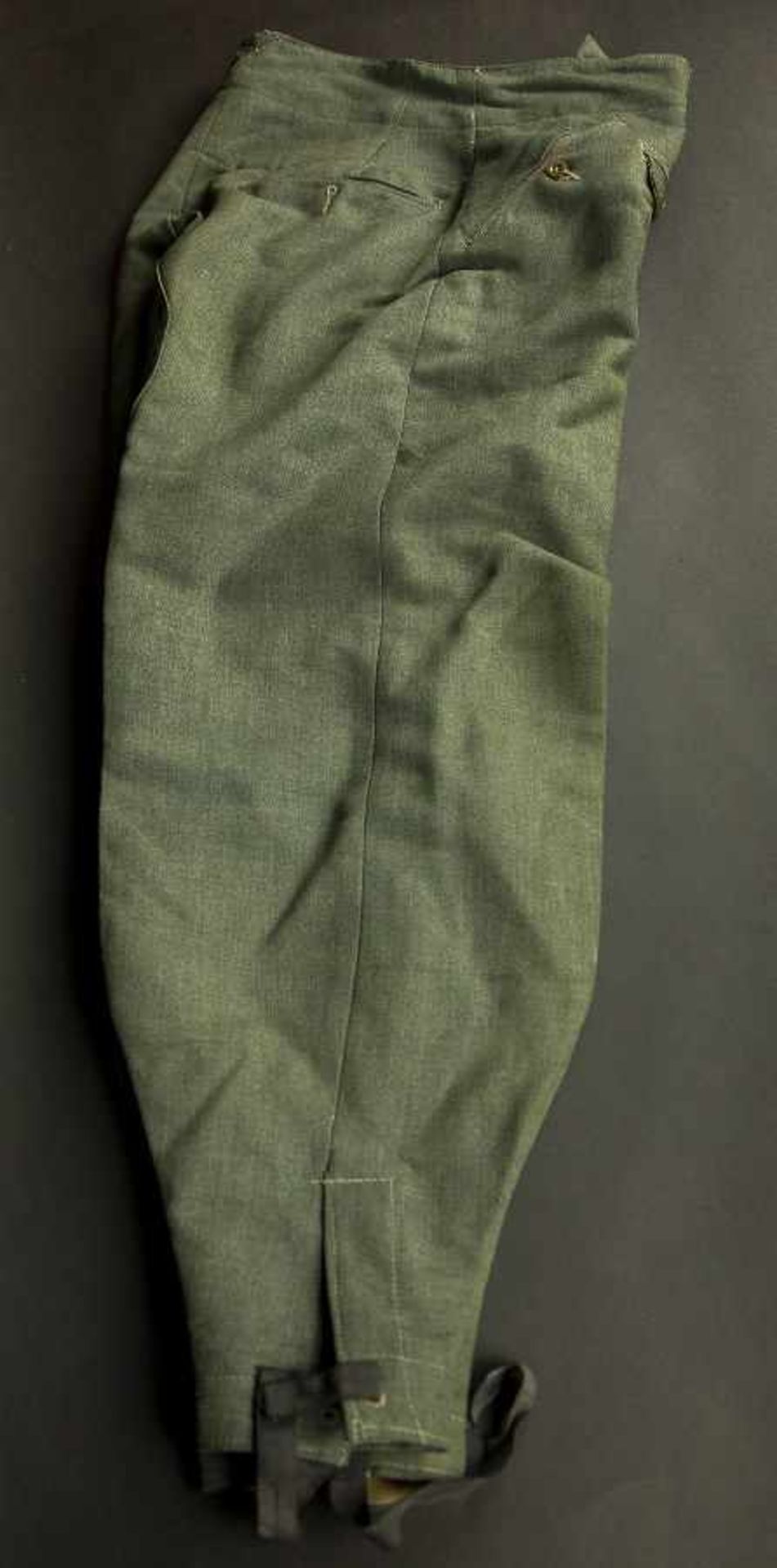 Pantalon allemand en gabardine italienneEn gabardine italienne, tous les boutons sont présents. - Bild 2 aus 4