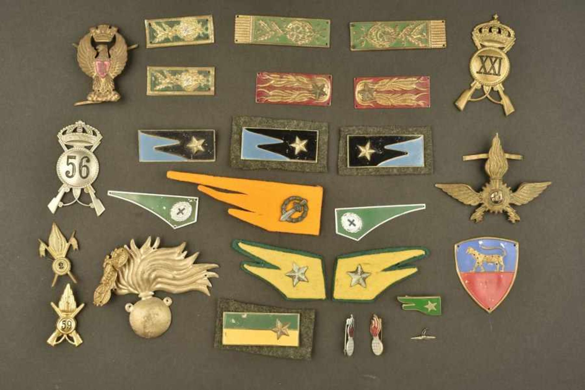 Insignes de l'armée italienneComprenant deux paires de coins de col de l'armée de terre. Une