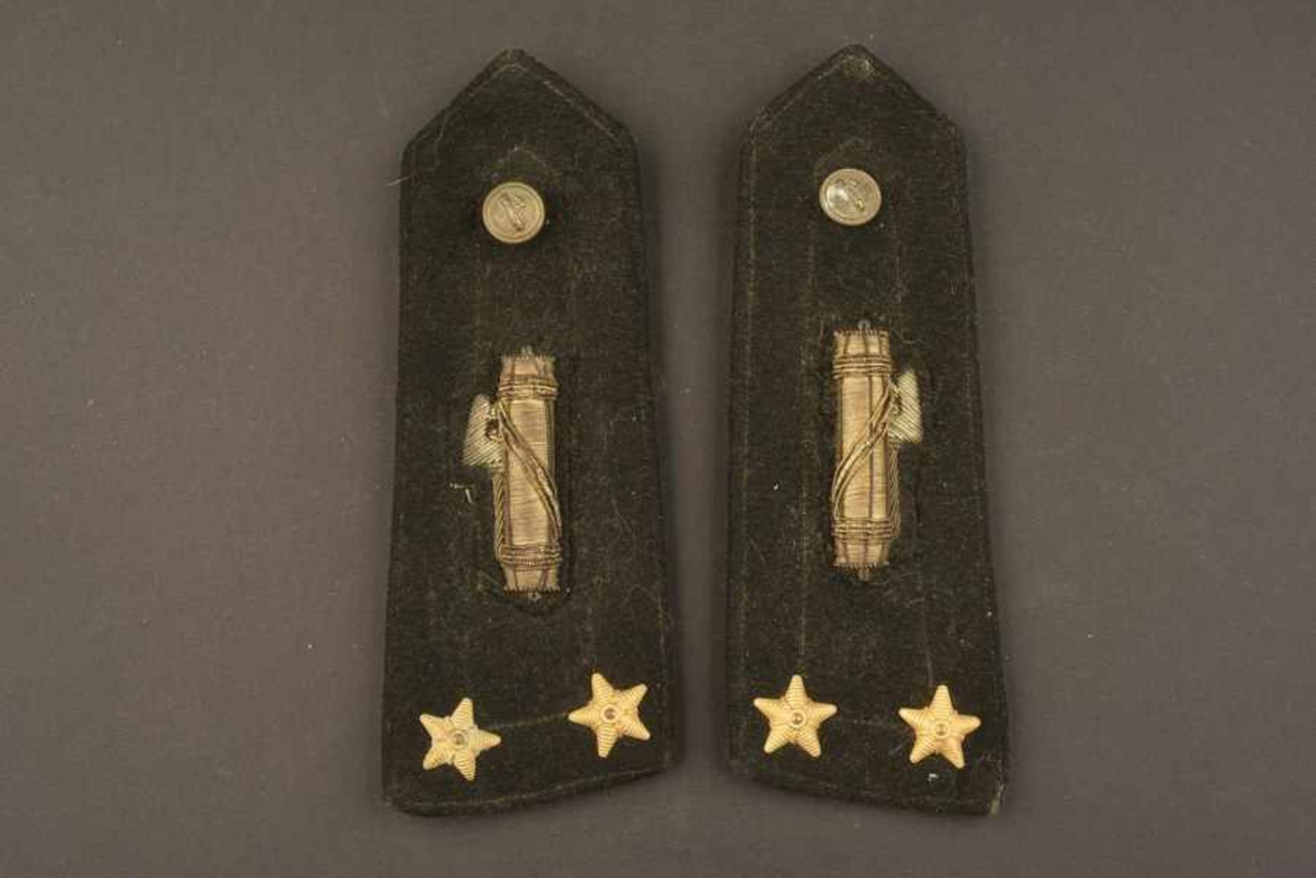 Epaulettes de Capo Manipolo de la MVSNCorrespondant au grade de Lieutenant. En tissu soyeux noir,