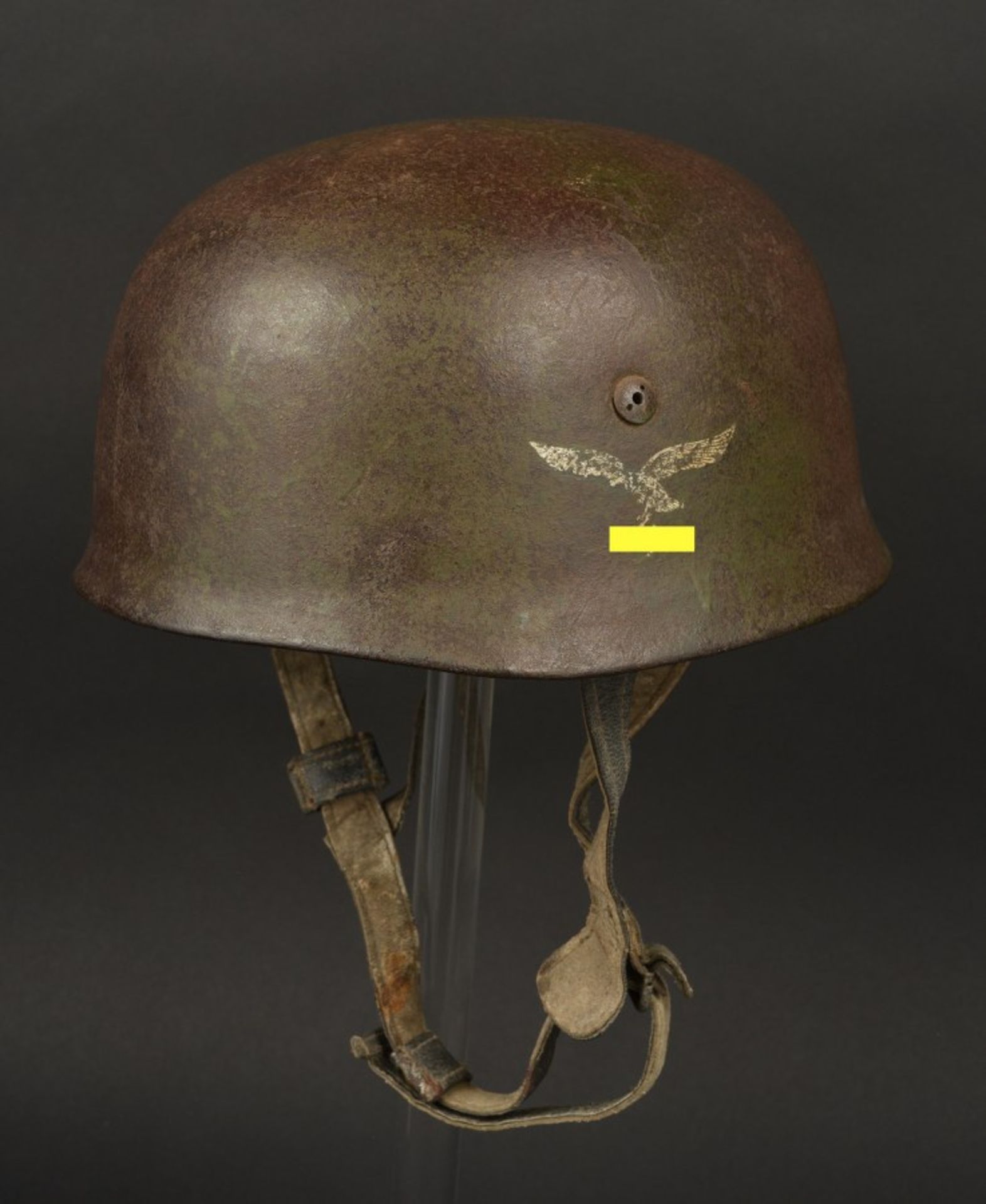 Casque de parachutiste allemand camouflé deux tons. German parachutist helmet camouflaged in two