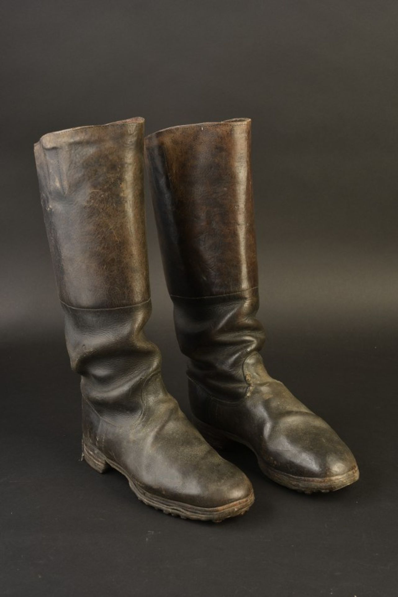 Bottes d'officier allemandTiges hautes, en cuir marron noir, semelles cloutées et ferrées. Aucuns