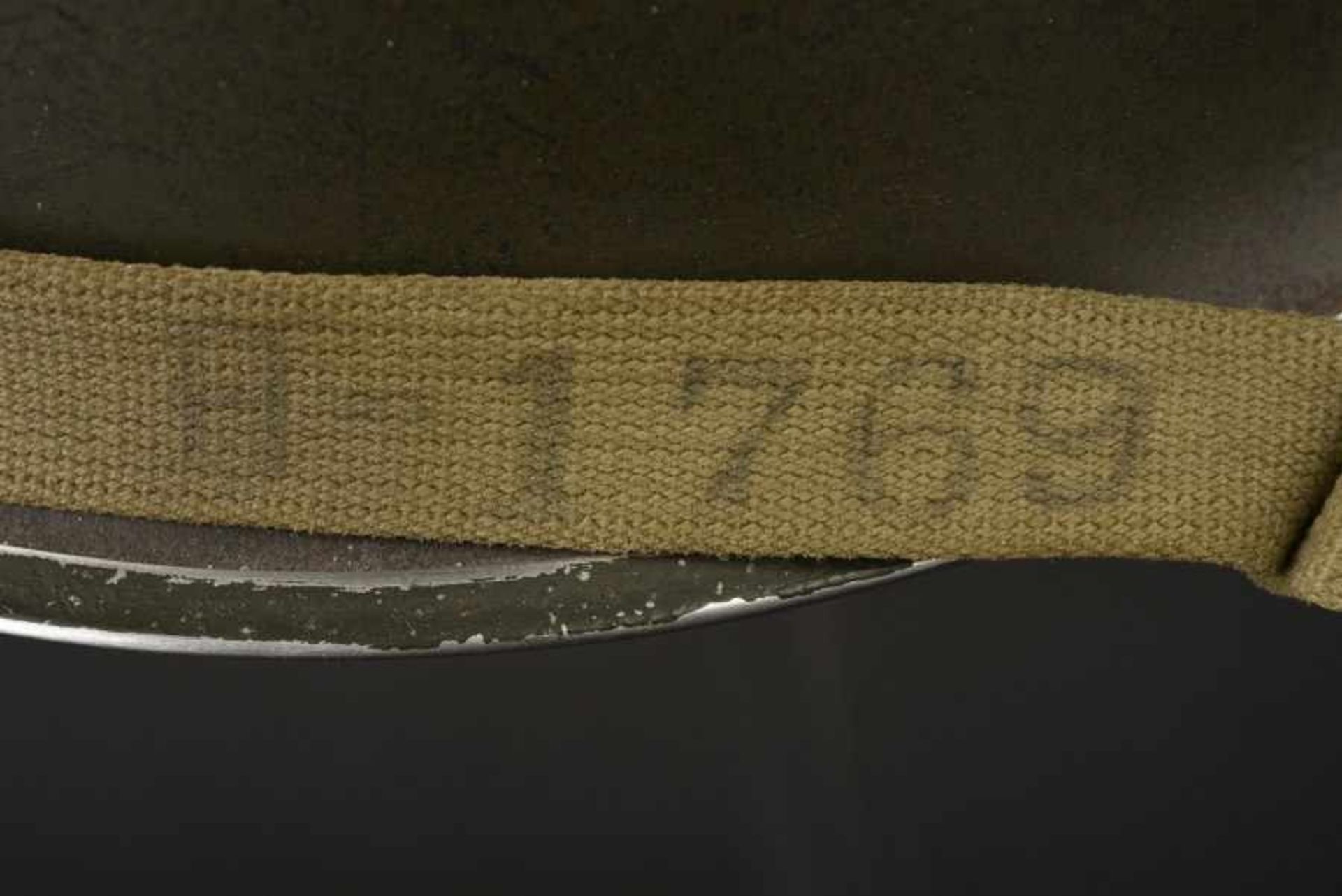 Coque de casque avec impact du soldat Lee Benson de la 29ème DI US. Helmet shell with bullet - Bild 3 aus 4