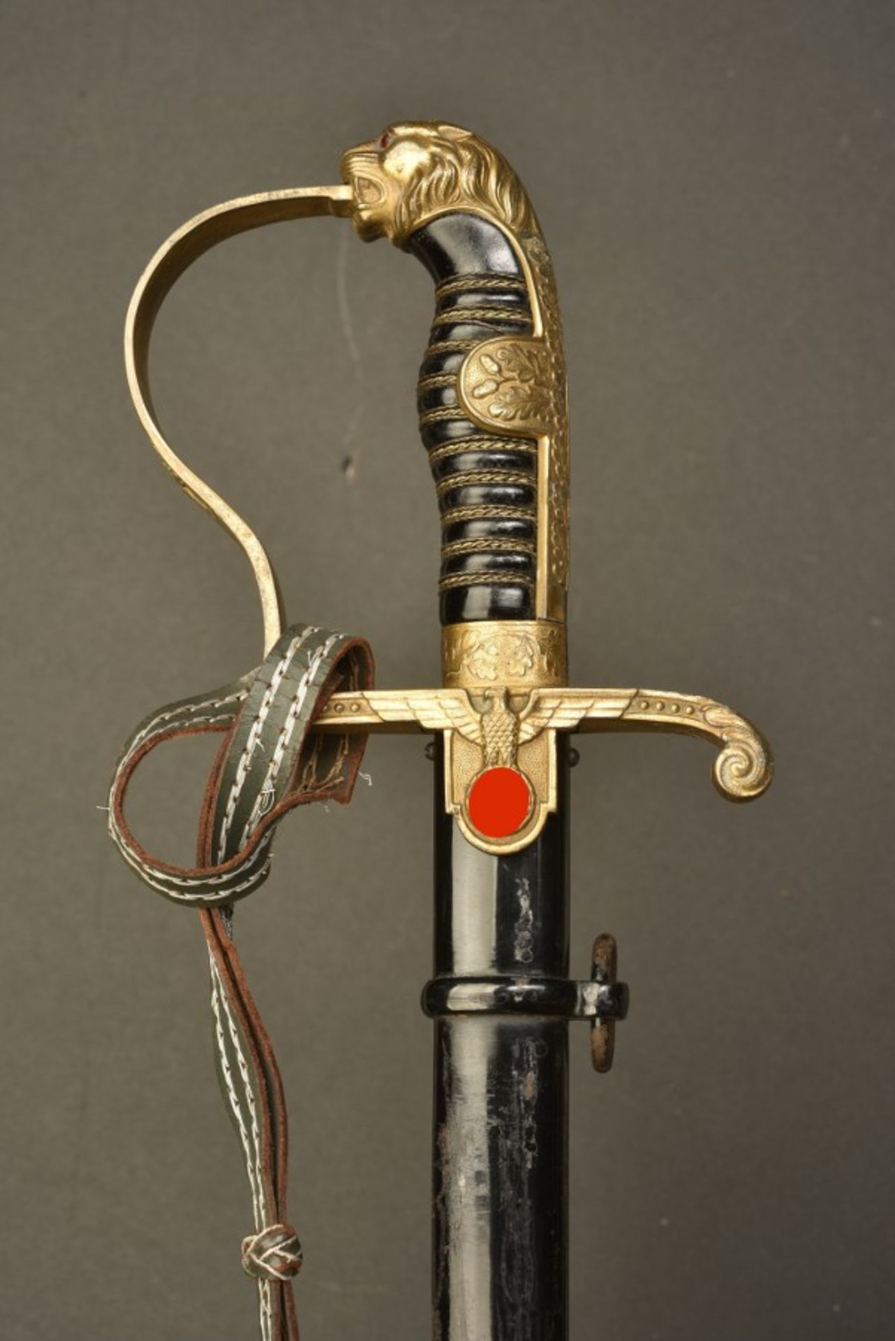 Sabre de la HeerPommeau orné de feuille de chêne, poignée en ébonite noire, filigrane présent, aigle