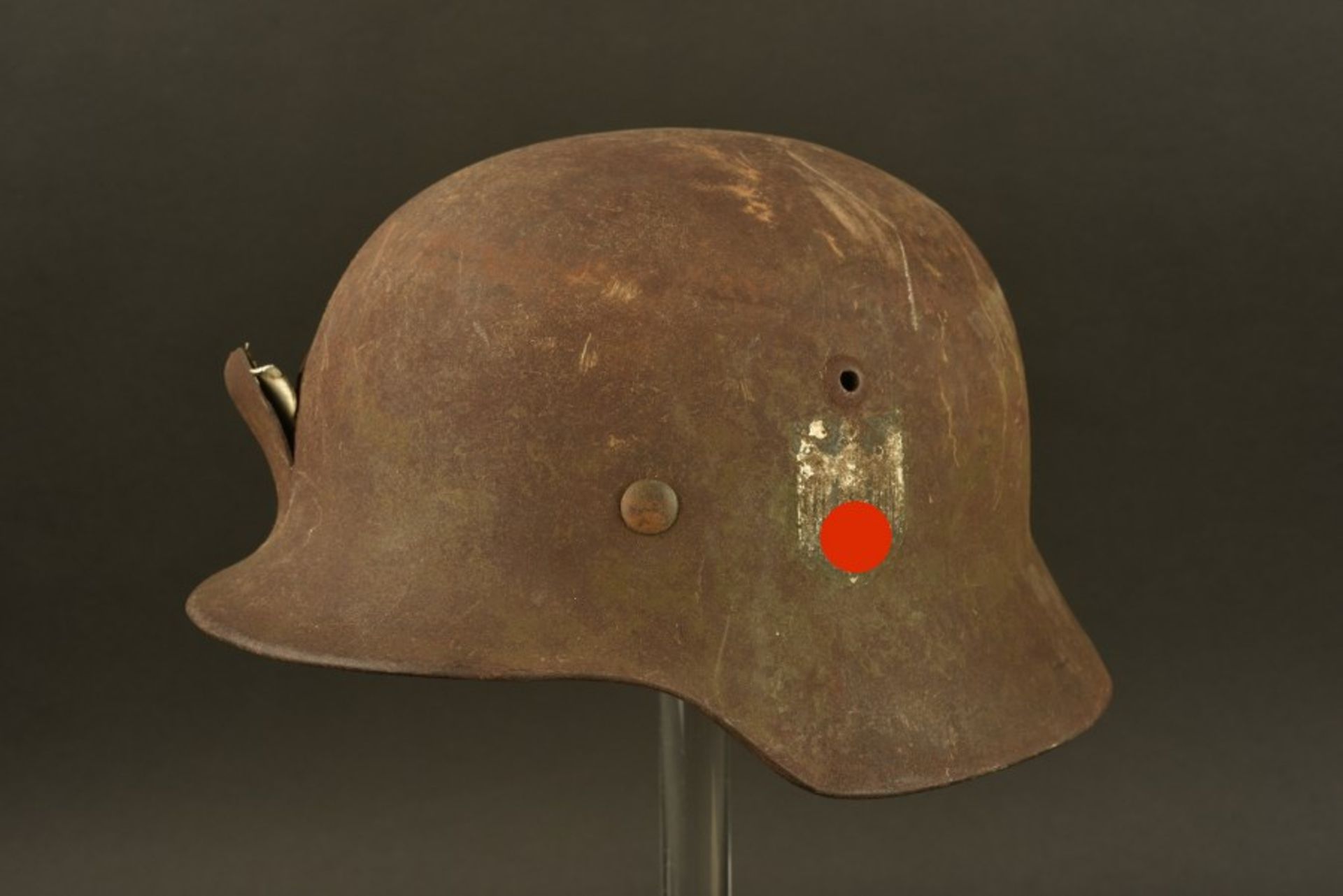 Casque double insigne de la Heer avec impactCoque de casque M-35, fabrication NS 62, numéro de lot