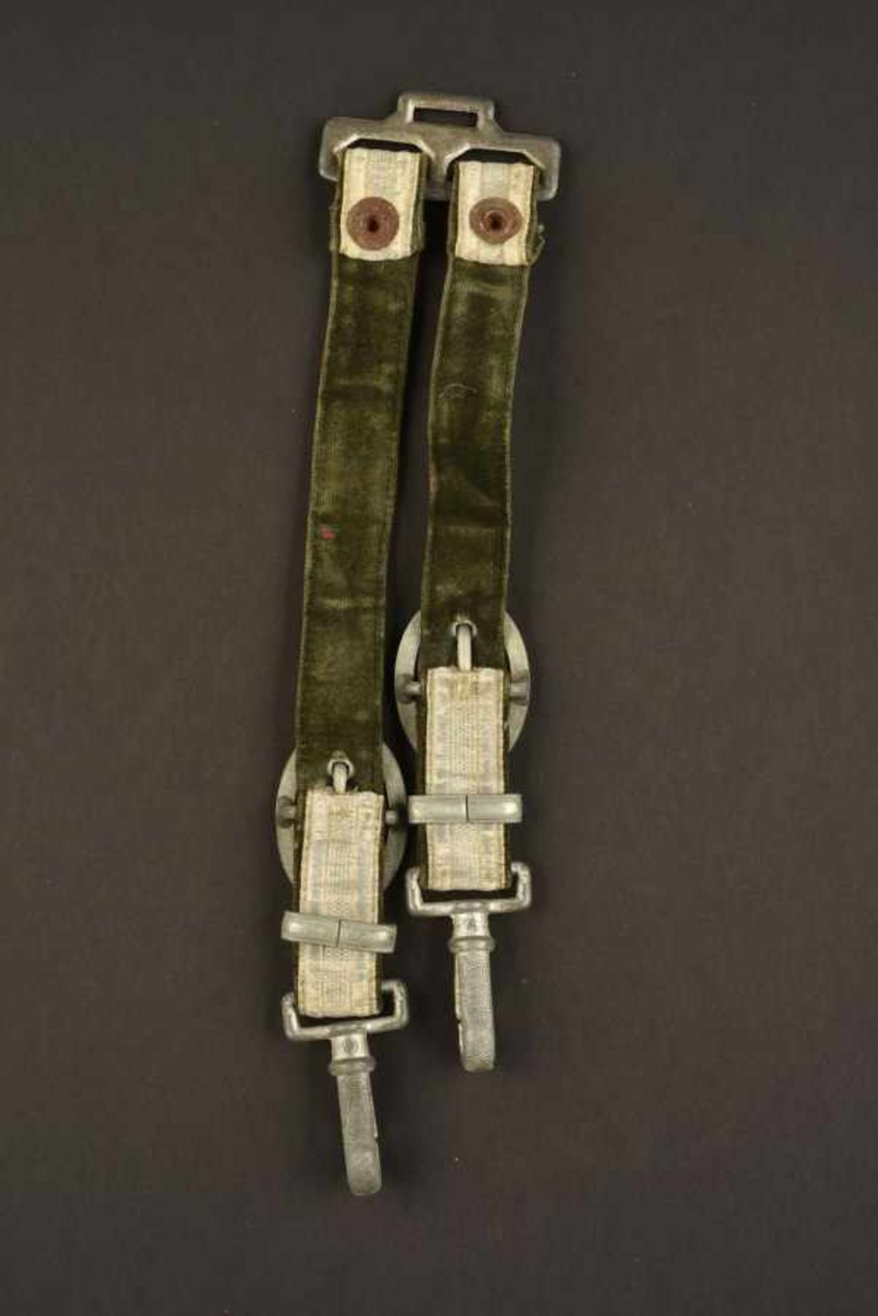 Bélières de dague de la HeerEn fil argenté sur velours vert. Parties métalliques décorées de - Bild 4 aus 4