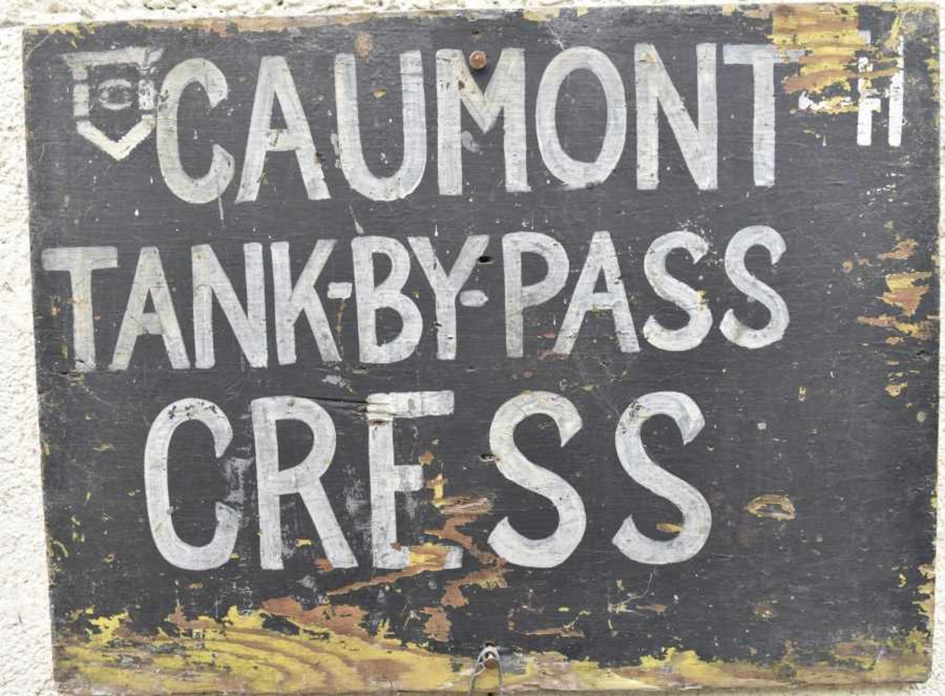 Panneau de la 6th Tank Brigade. Panel of the 6th Tank Brigade. En bois, fond peint en noir, lettrage