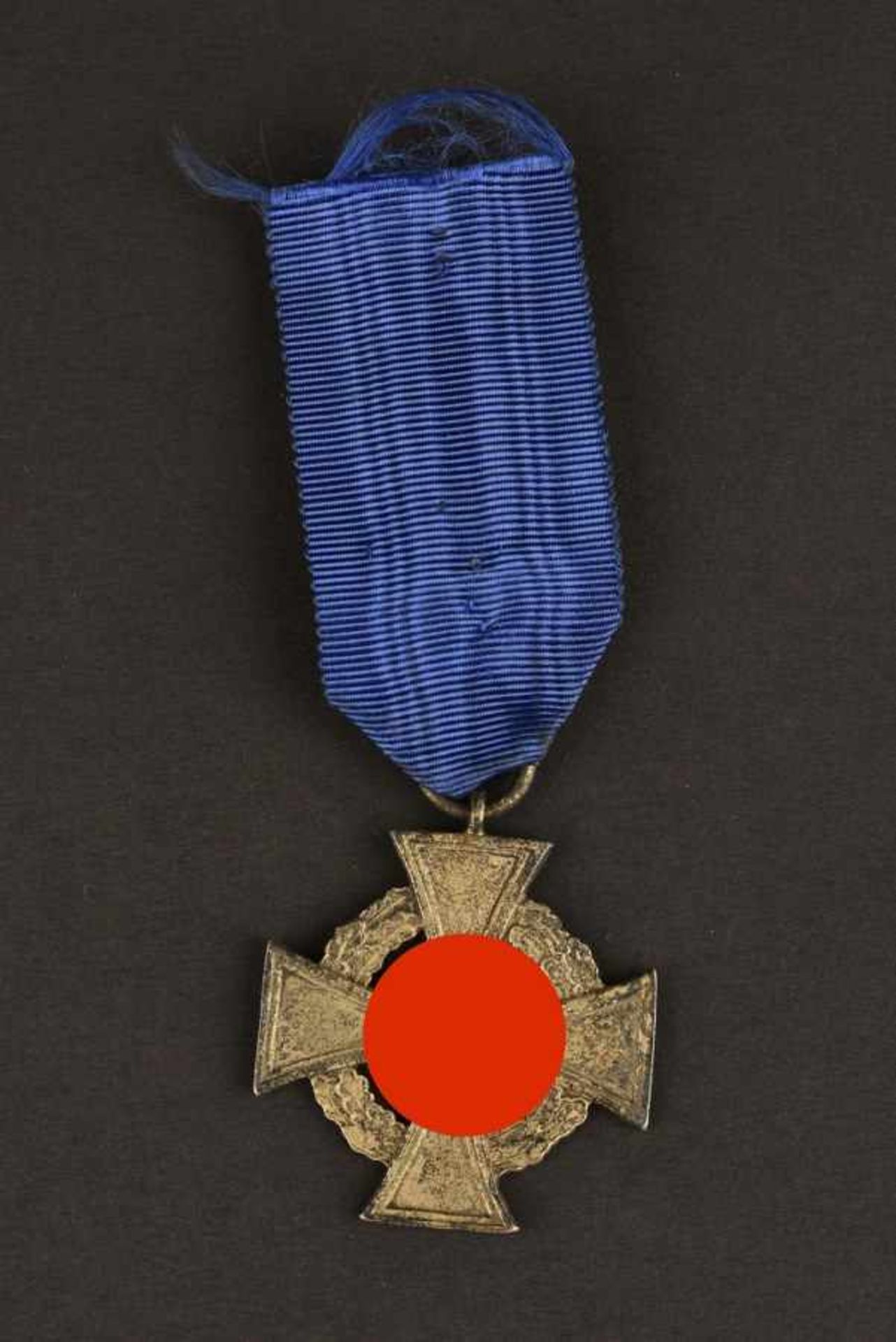 Médaille de serviceRuban bleu, présent et troué. Insigne fortement oxydé et sans marquages. A