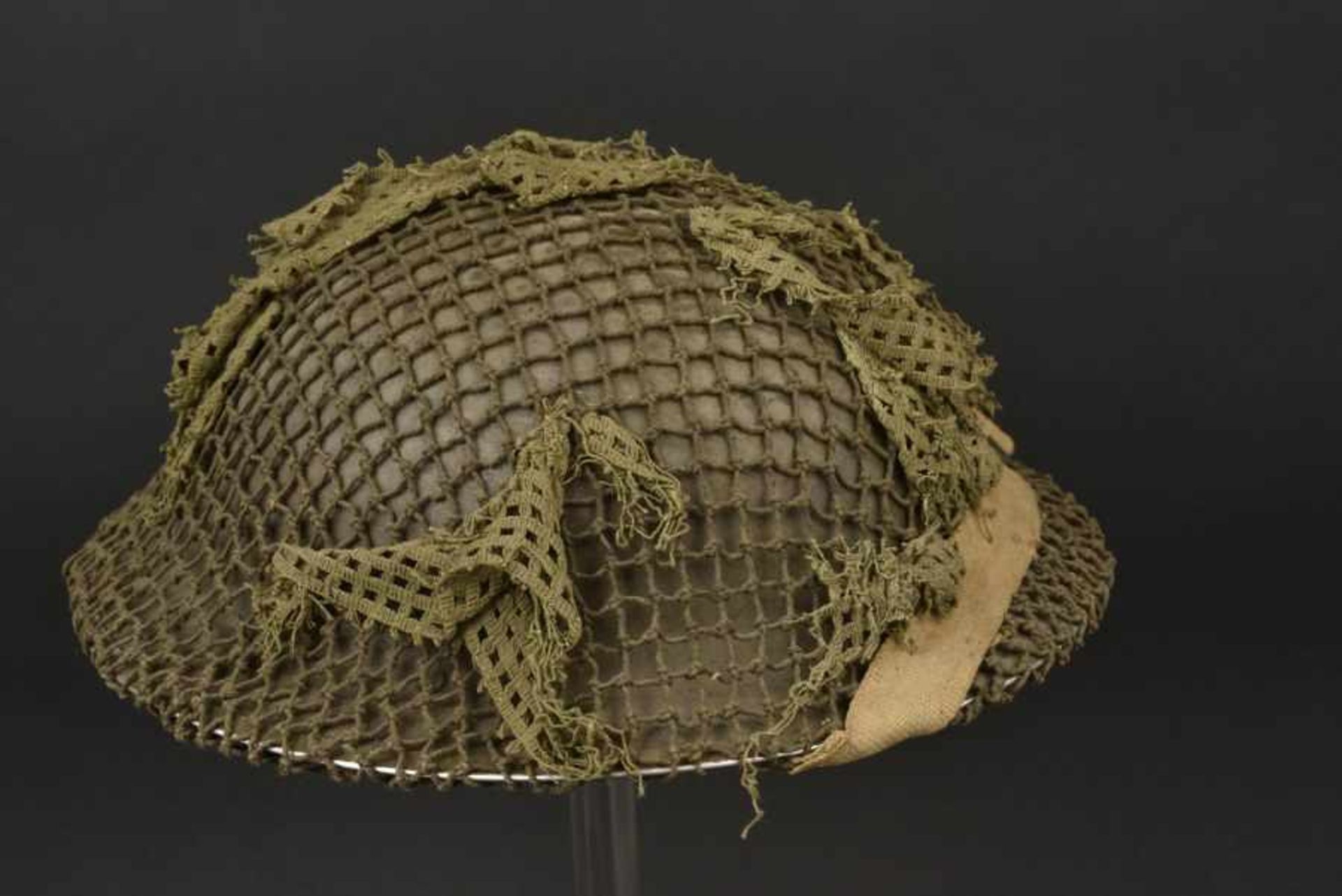 Casque canadien avec filet de camouflage monté d'origine Canadian helmet bearing its original - Image 4 of 4